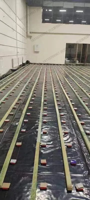 施工过程:LVL纵向龙骨铺设完成,减震垫清晰可见,准备安装横向副龙骨