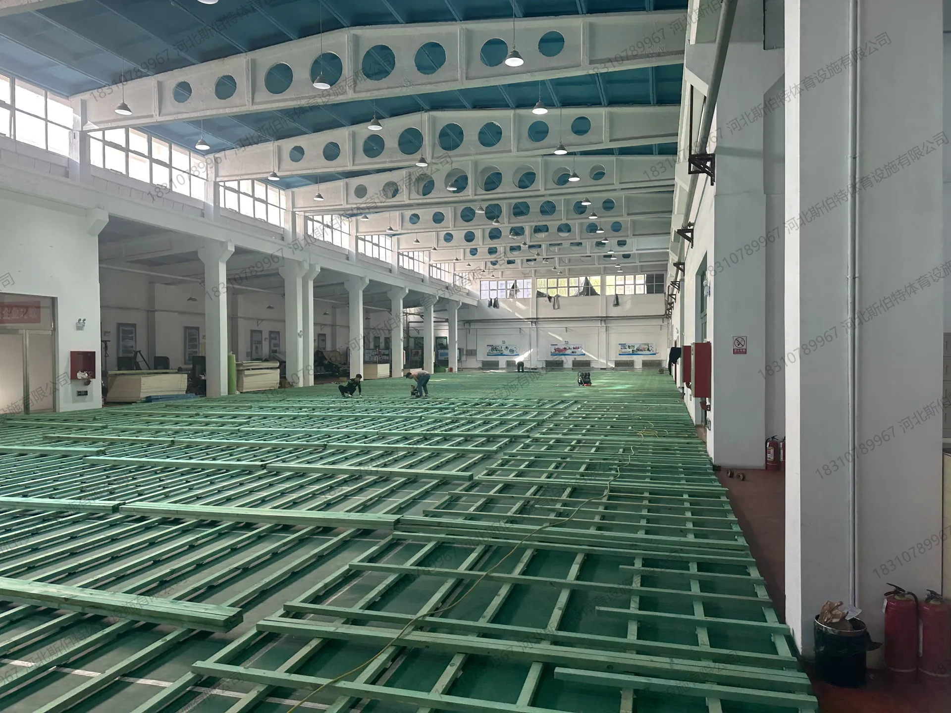 建筑外观：万家寨水务控股集团办公楼，国企门面，主题教育横幅悬挂
