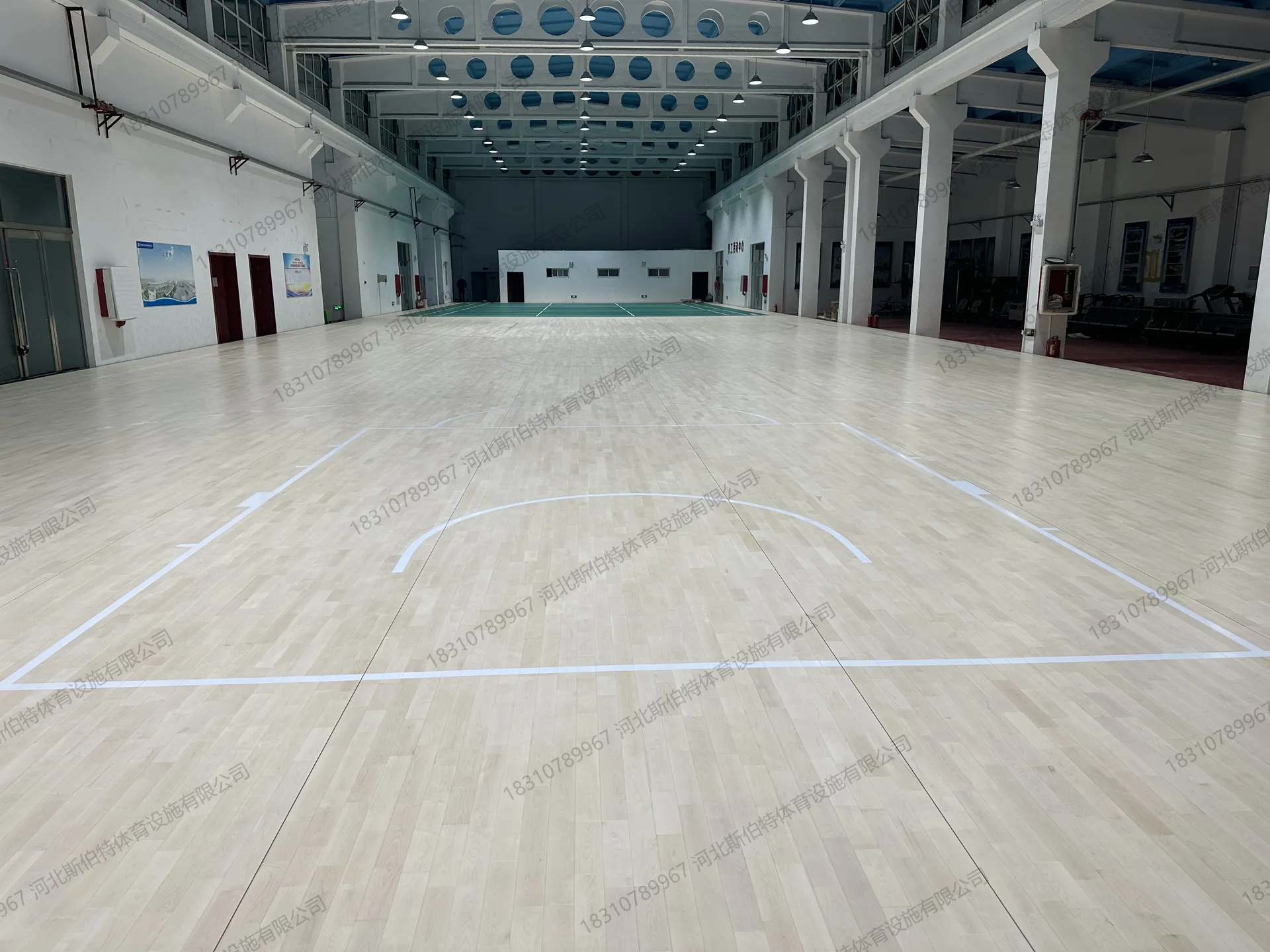 施工过程：双层龙骨安装中，绿色防腐木龙骨纵横交错，减震垫分布其下