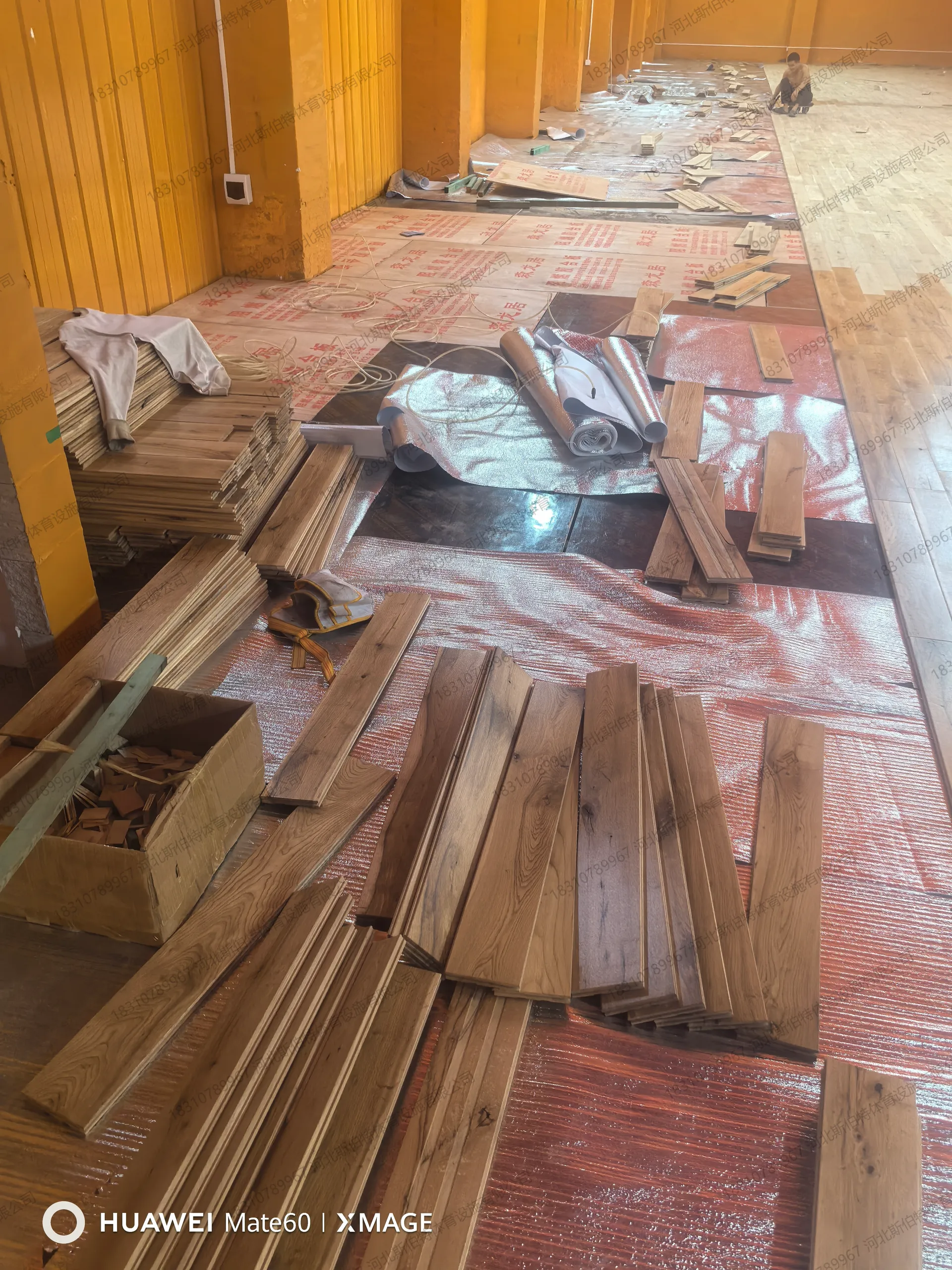 施工过程：龙骨与毛地板分层结构清晰可见