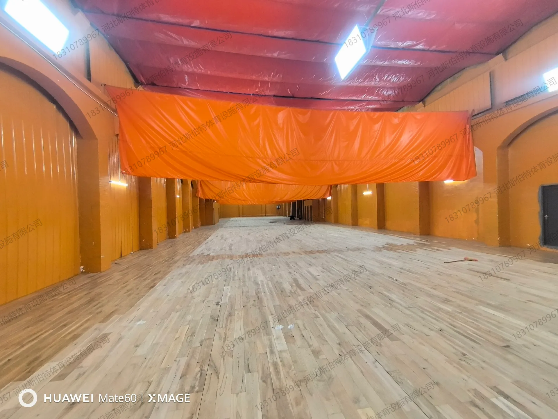 完工实景：地胶铺装完成，周边做漆柞木地板露明，分区对比鲜明