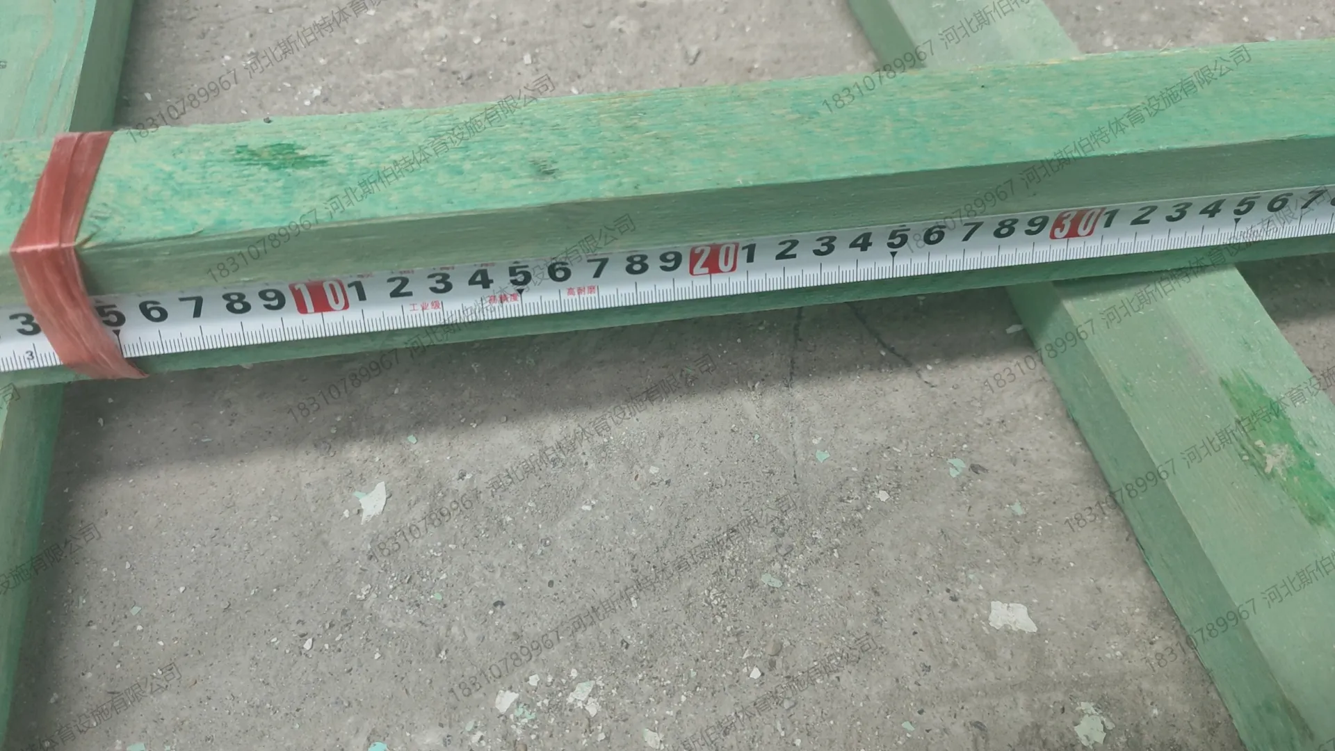 板式龙骨材料:绿色涂漆成品龙骨,工厂预制防腐处理,运到现场直接铺