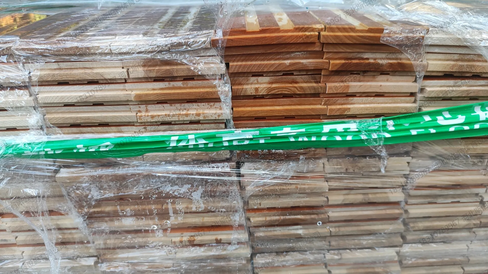 面板材料:枫桦木B级色差面板堆叠,打包带印"体育专用木地板"