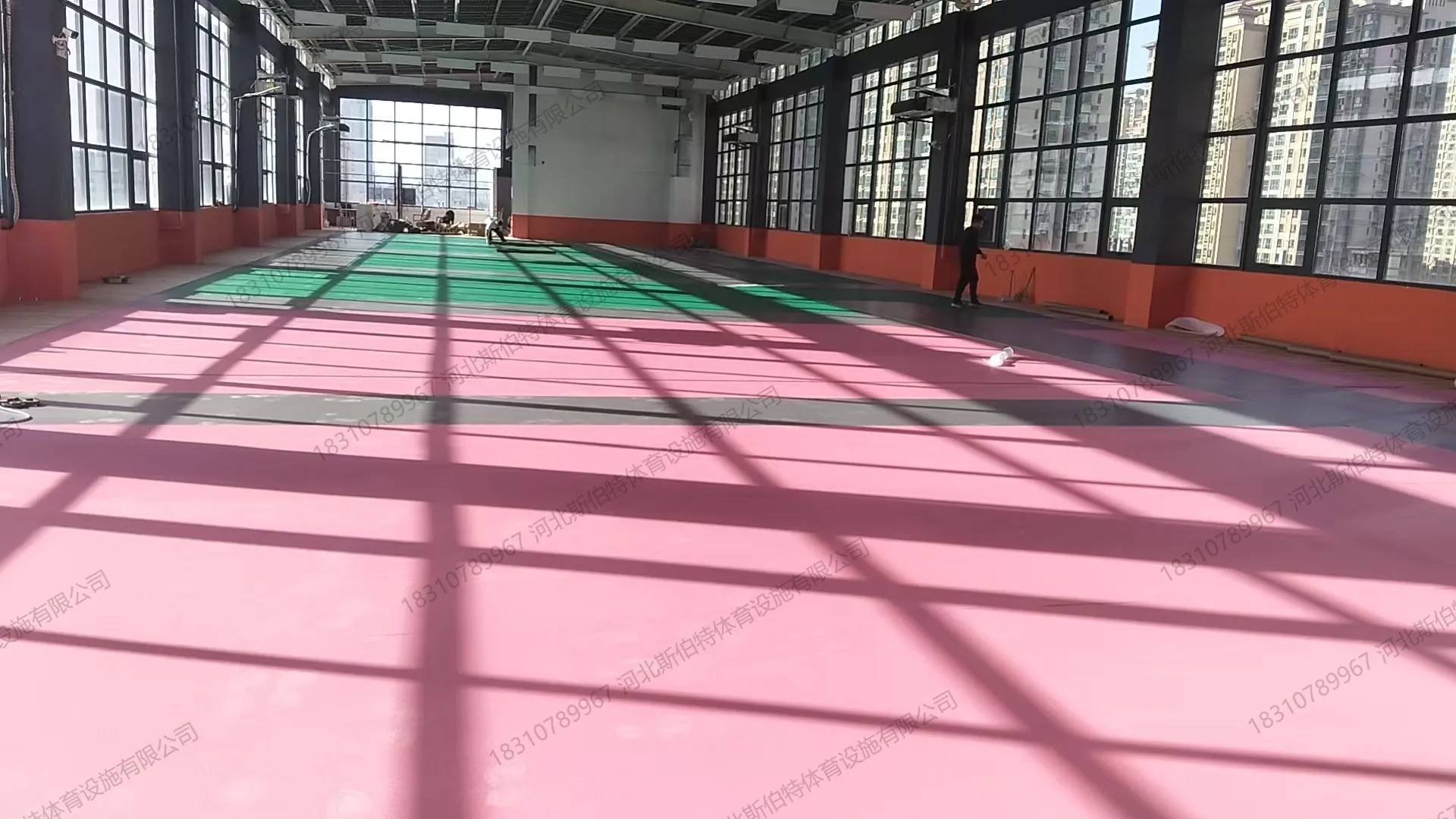 施工过程:彩色分区运动地板,粉红/绿色区域划分,四面落地窗采光极佳