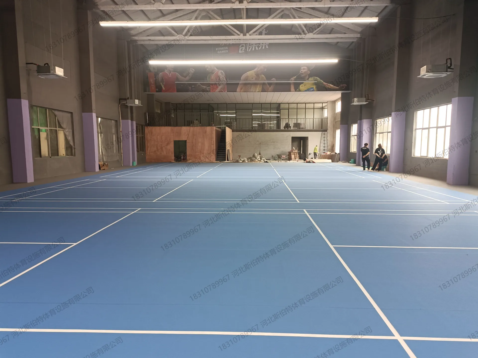 完工实景：蓝紫灰多色水晶砂地胶铺设完成，羽毛球场划线清晰，6-8片场