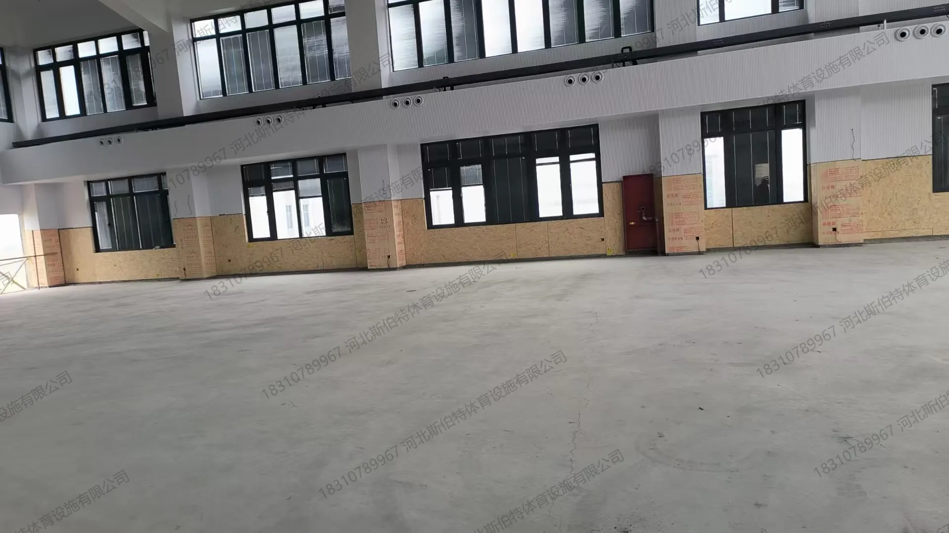 完工实景：地板铺装完成，浅木色清漆漆面，场地整洁