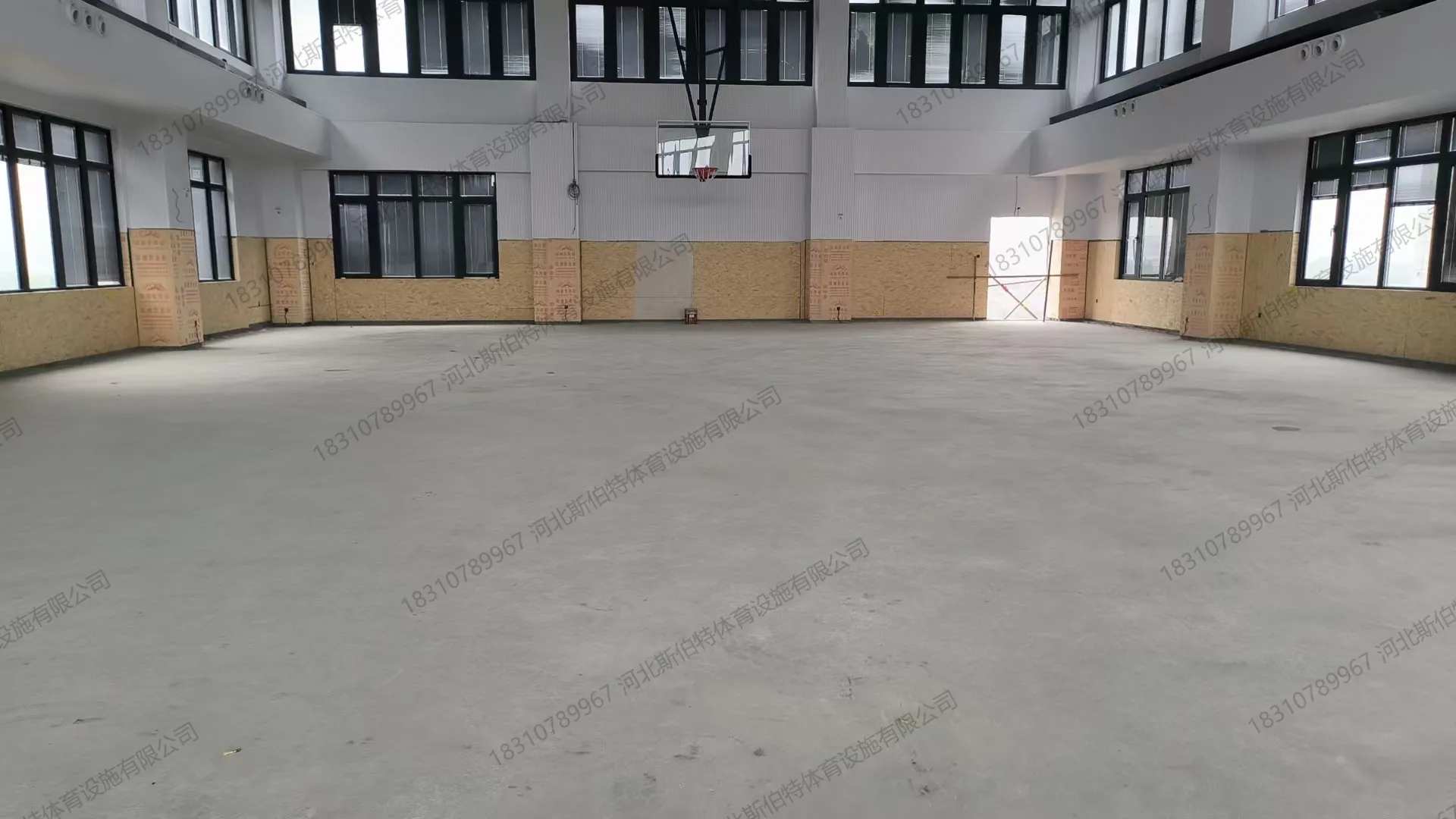 完工实景：双层挑高空间，二层围栏走廊，采光充足