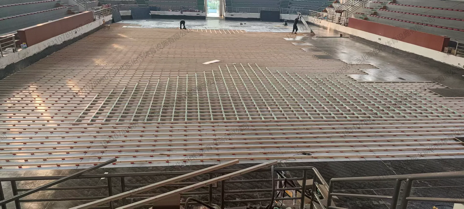 施工过程,单层龙骨加密网格铺设,高角度俯瞰全场