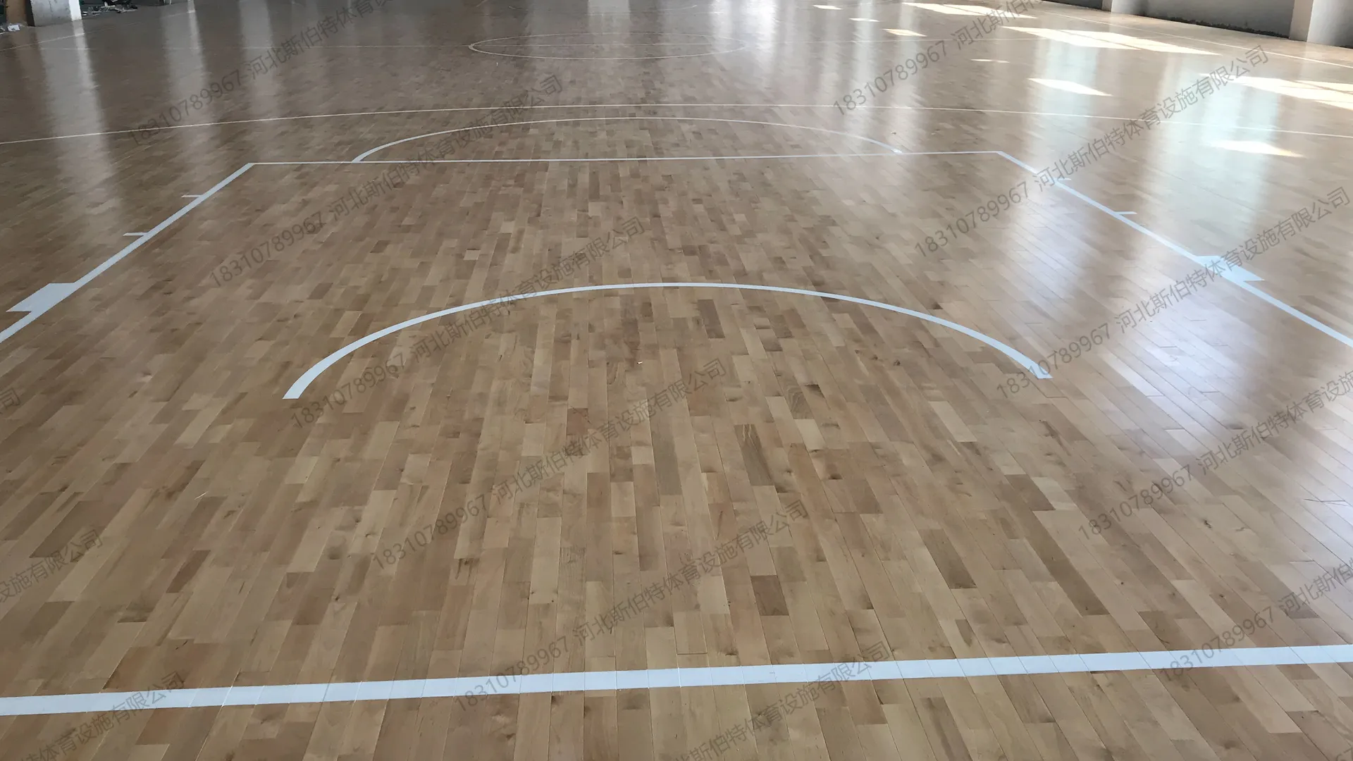 完工空场，枫桦木AB级原木地板铺满，篮球场标线清晰，工业风空间