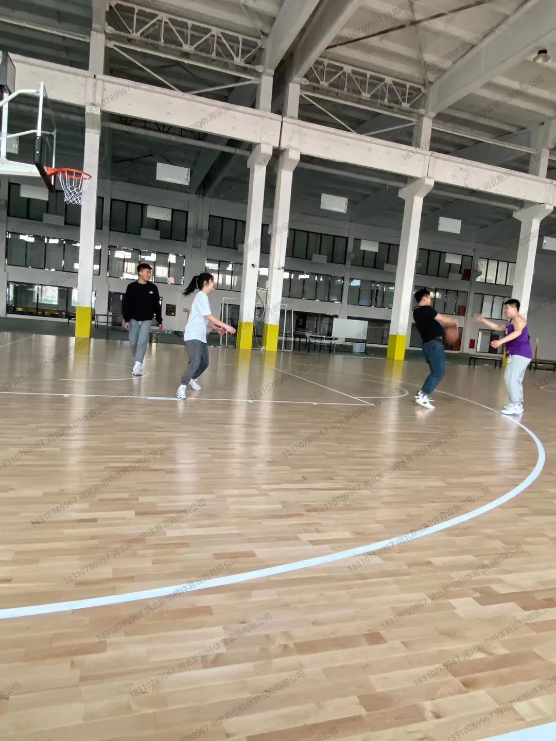 完工实景，枫桦木AB级原木地板铺装完成，篮球场标线清晰，球员使用中