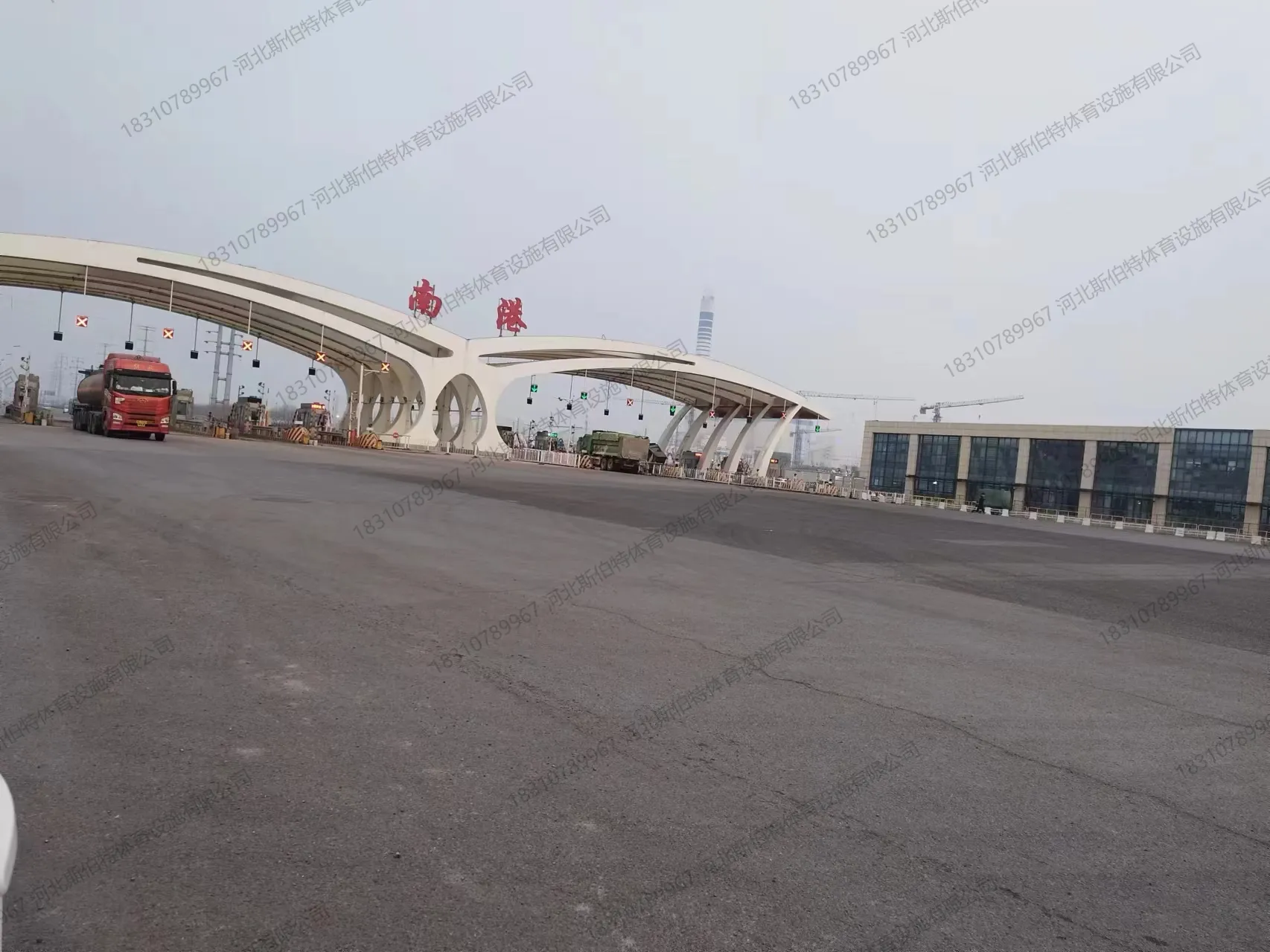 户外收费站场景,疑似图片放错需核查