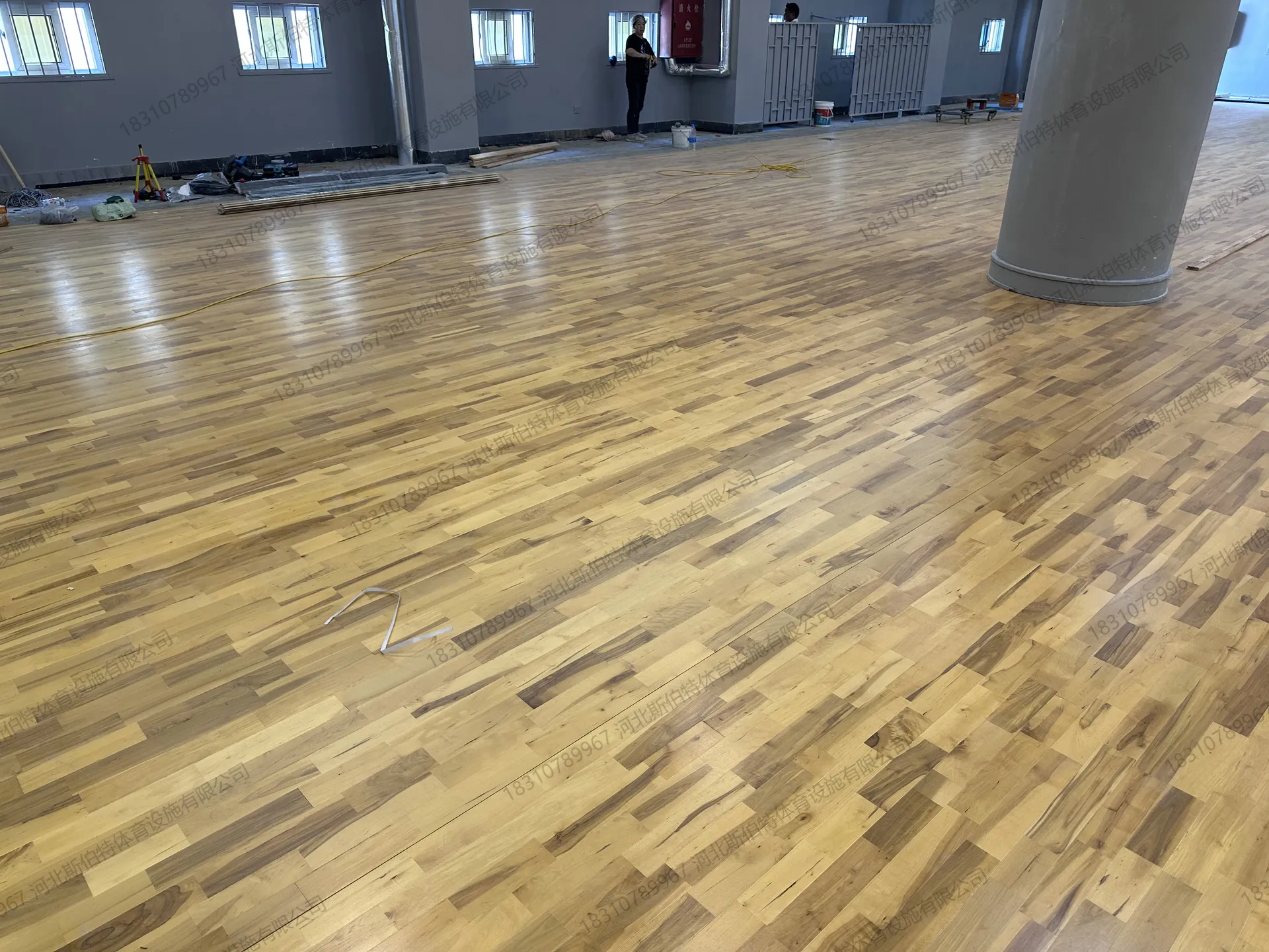 面层铺设完成，指接实木地板已安装并打磨涂装