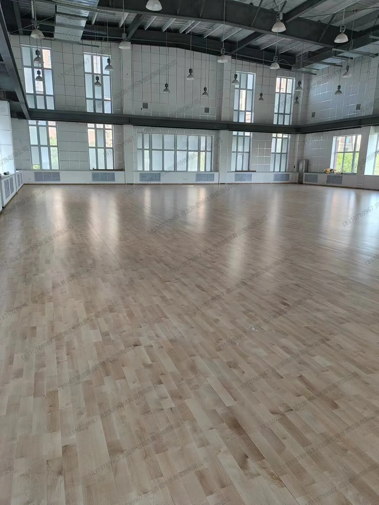 完工实景：枫桦木A级地板铺装完成，浅木色偏暖黄，纹理细腻干净