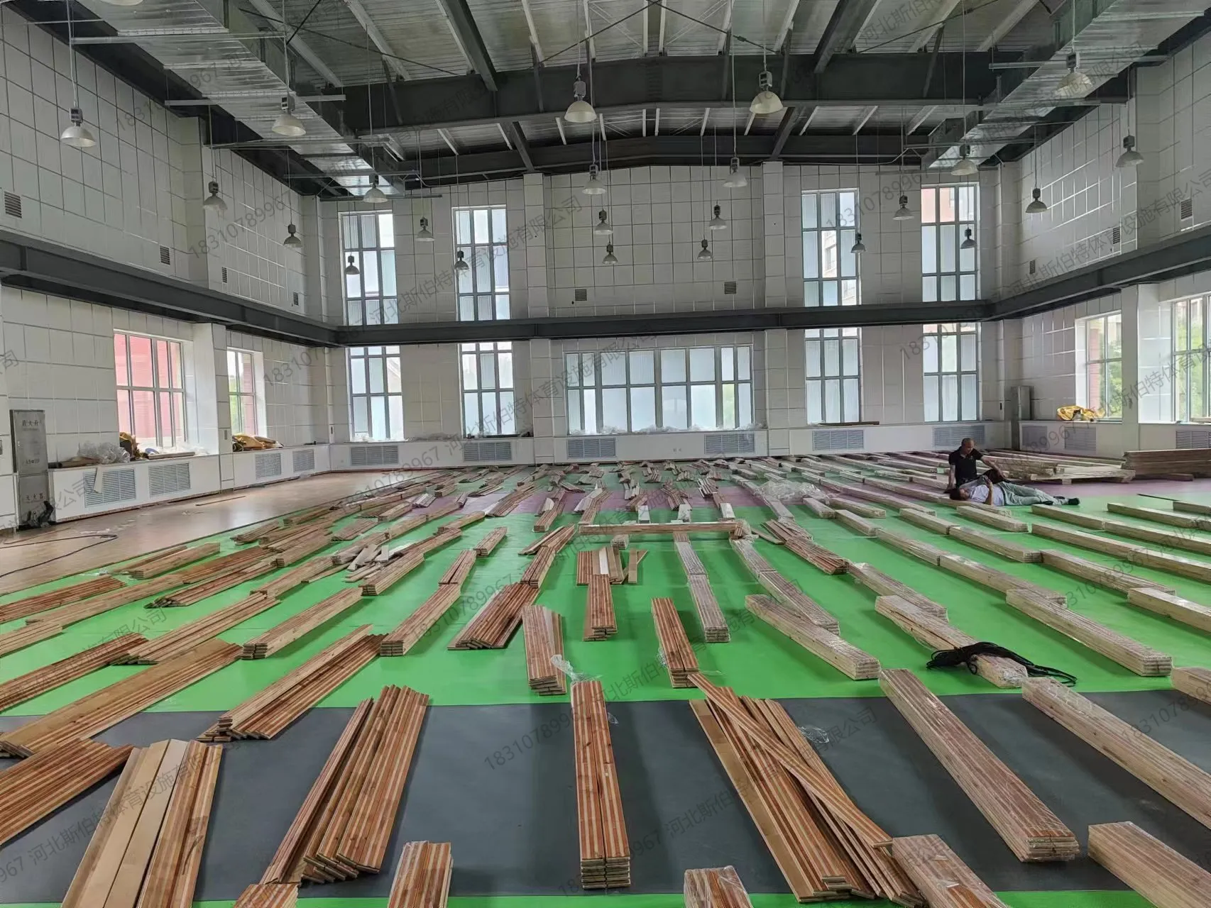 龙骨安装中：蓝色防腐龙骨框架成型，弹性垫块找平，白色吸音板墙面