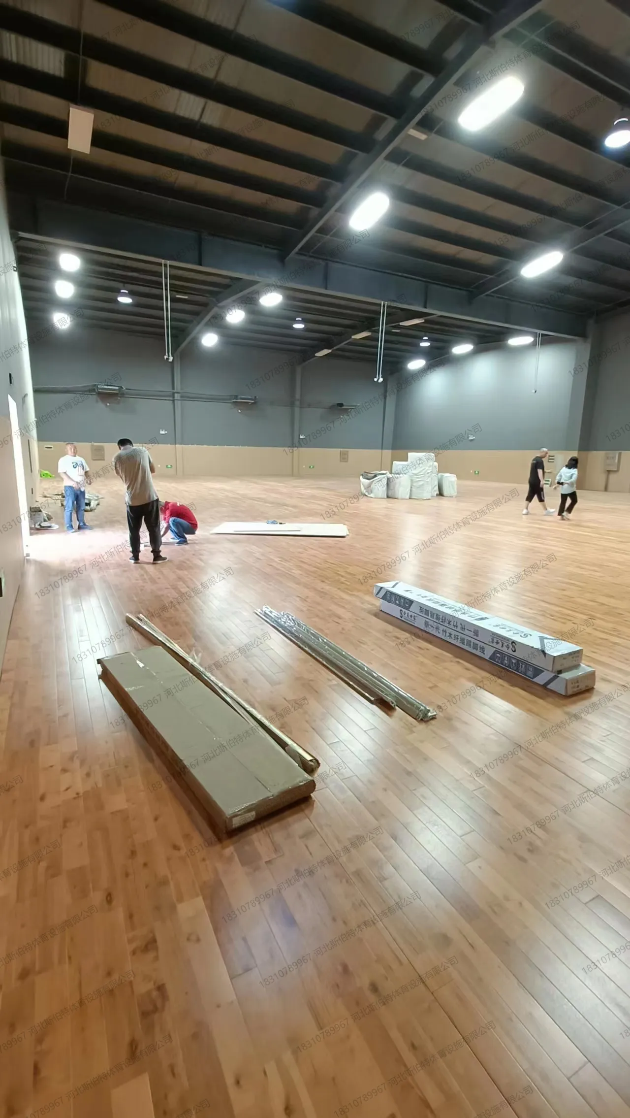 施工中:枫桦木C级面板铺满场地,原木哑光待油漆,体育中心车居空间