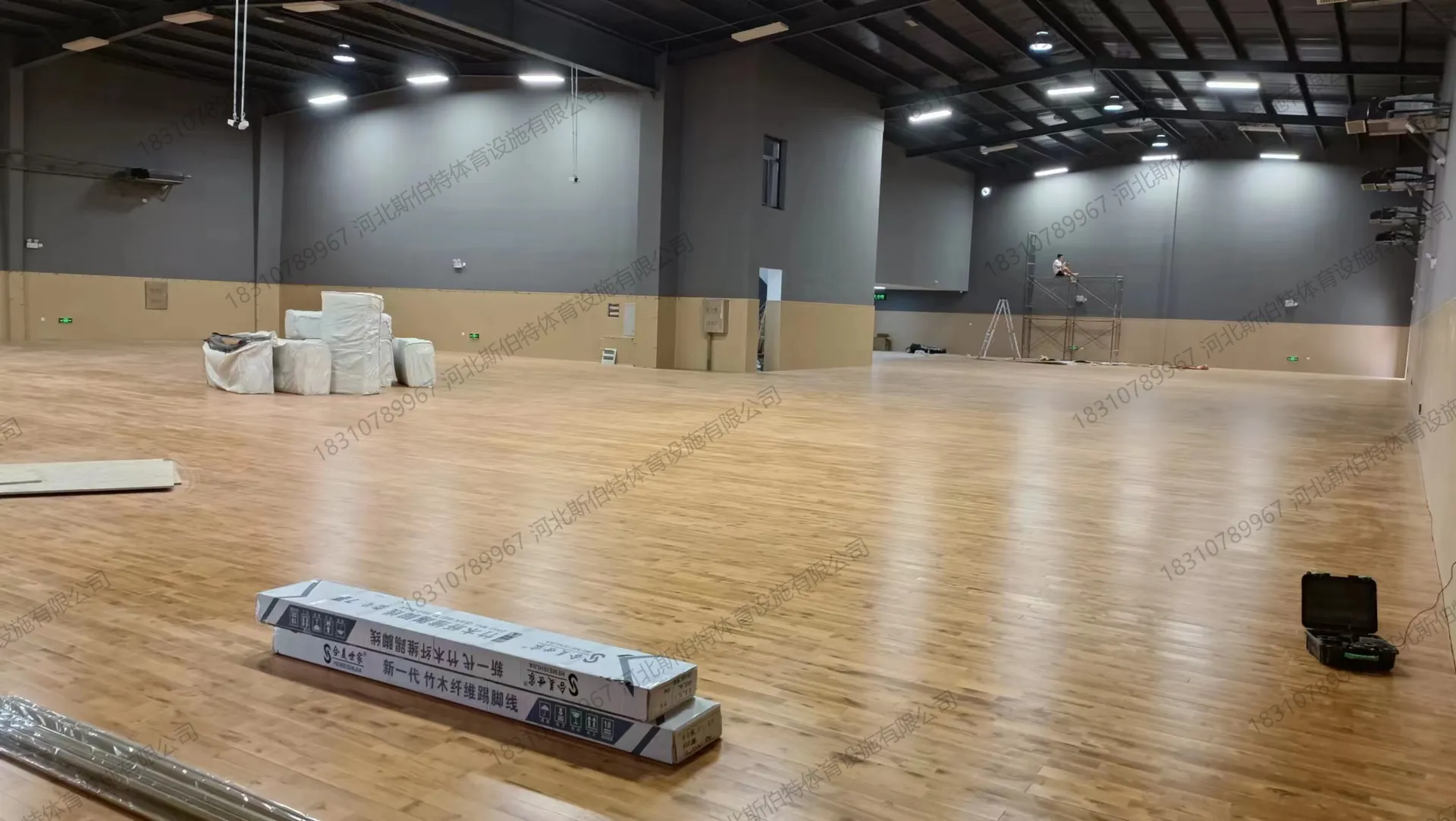 完工实景:枫桦木C级运动木地板铺满场地,漆面光泽均匀,体育中心车居空间