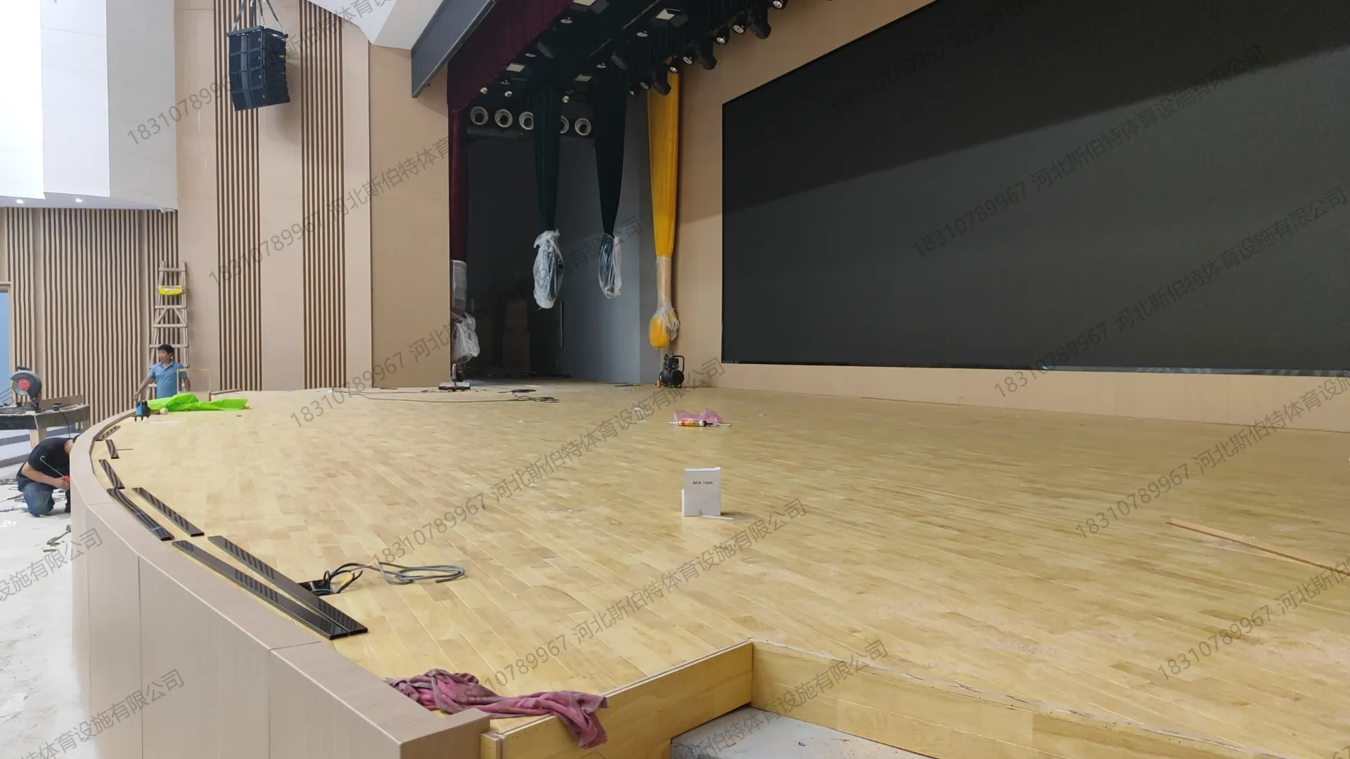 面板铺装完成收边施工阶段