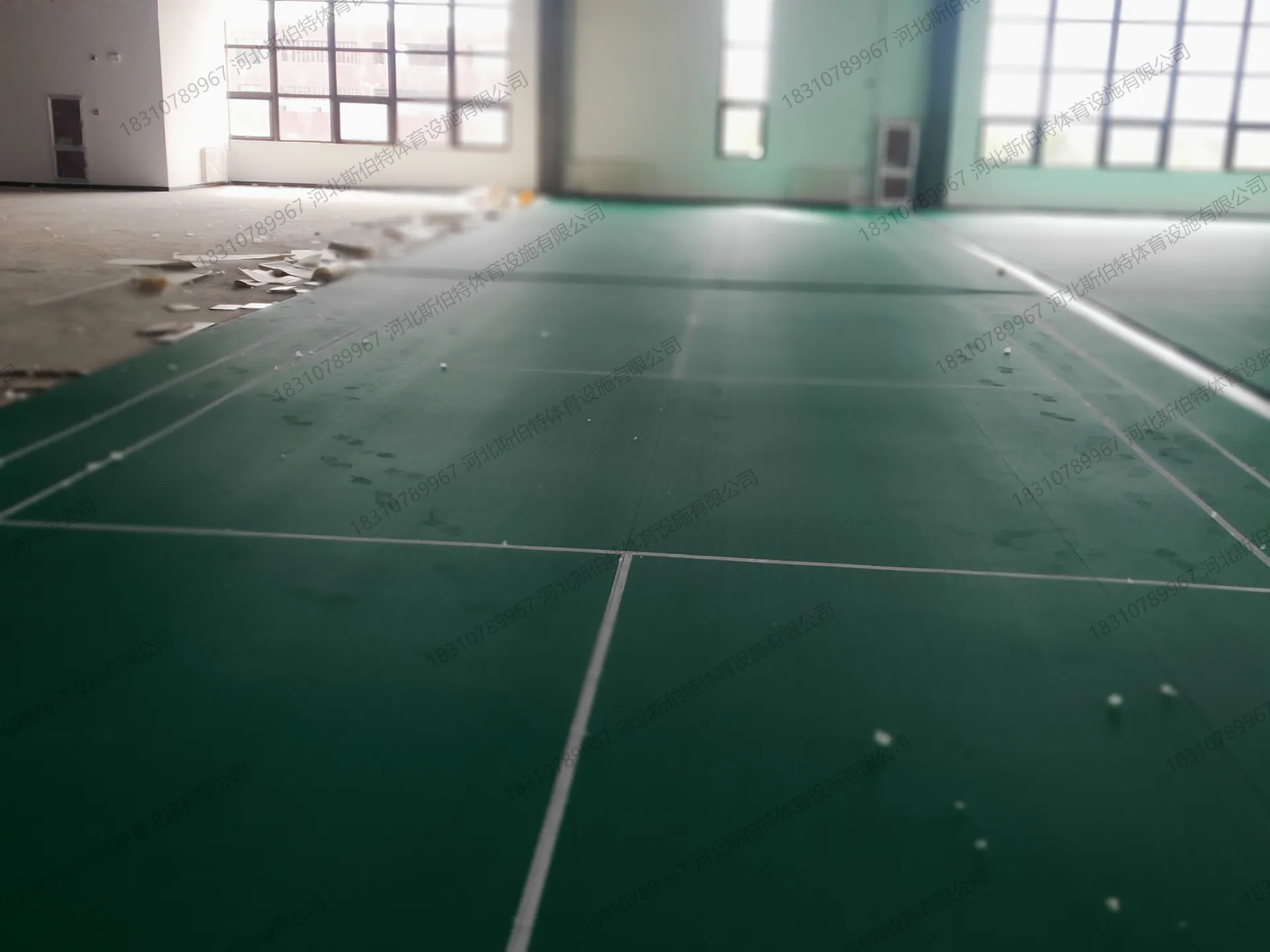 施工实况：绿色水晶砂哑光面层铺装完成，白色标线已划定，场地待清洁验收