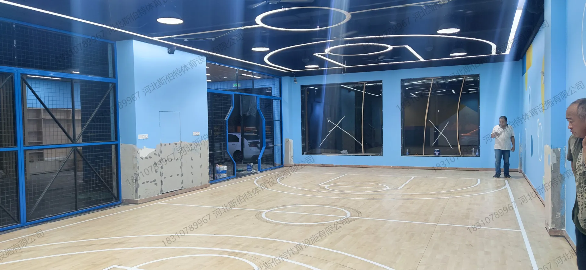 场地全貌:蓝色主题墙面与运动空间