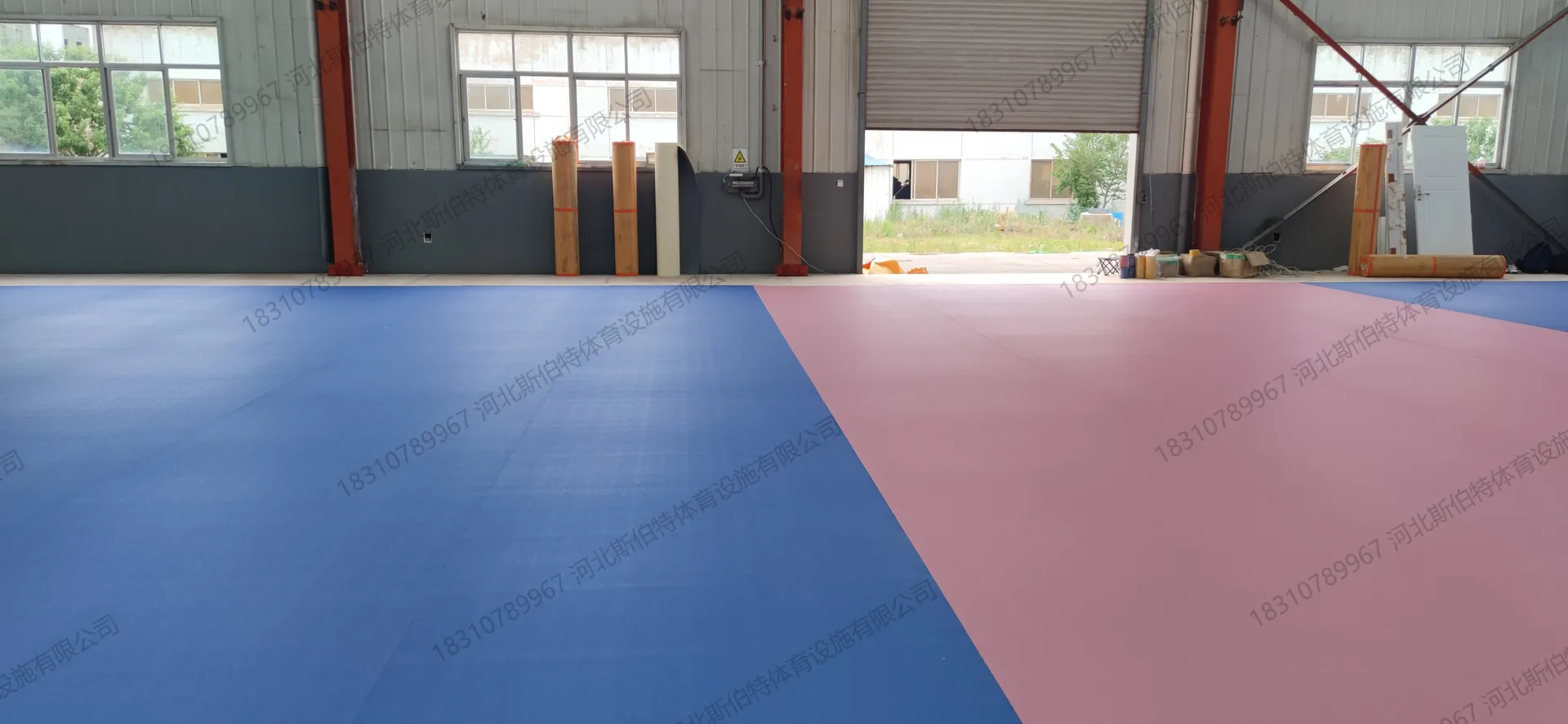 完工实景:蓝色比赛区+红色外围彩漆分区,白色羽毛球标线清晰