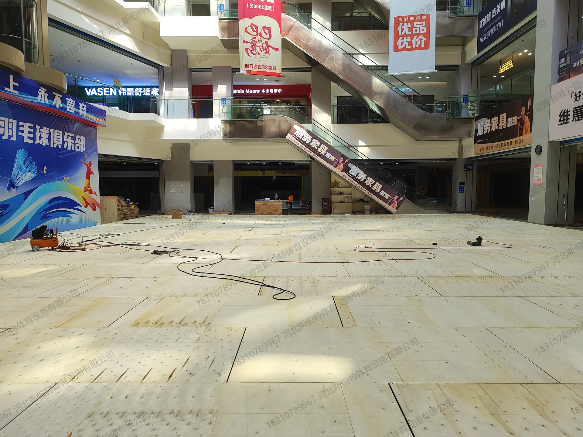木地板铺设中：柞木面板逐块拼接，空气压缩机旁置