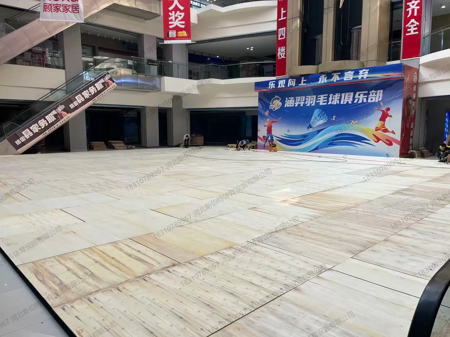木地板面板铺装完成，地胶尚未铺设