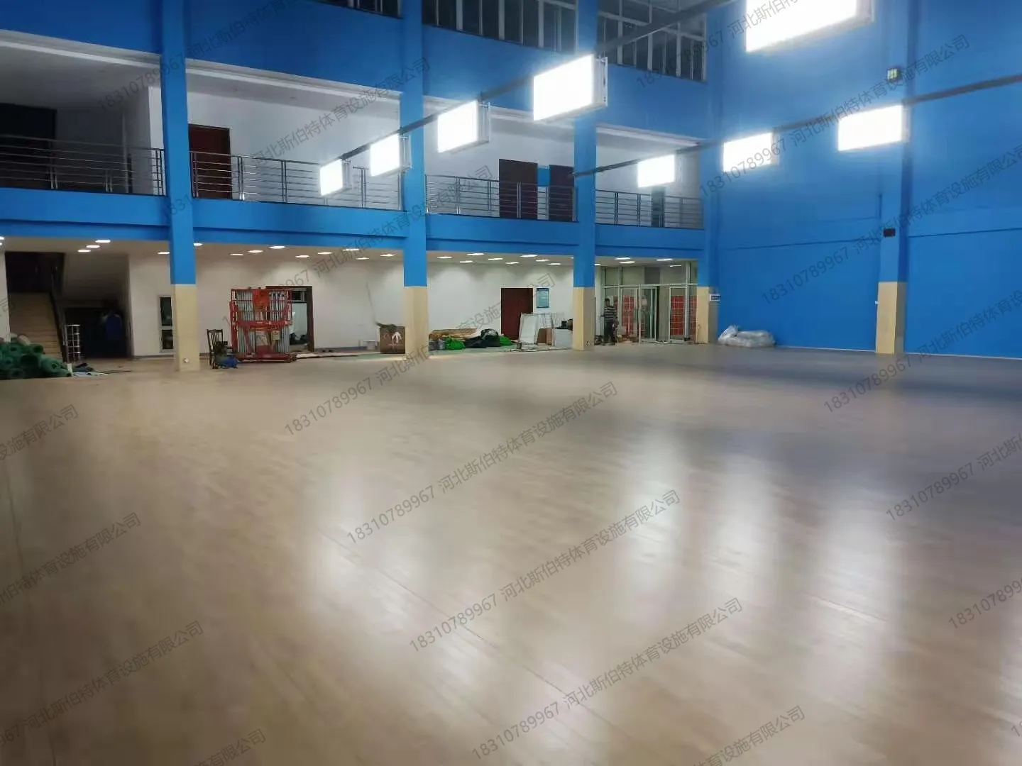 铺装完成待划线：地板表面平整，场馆空间开阔