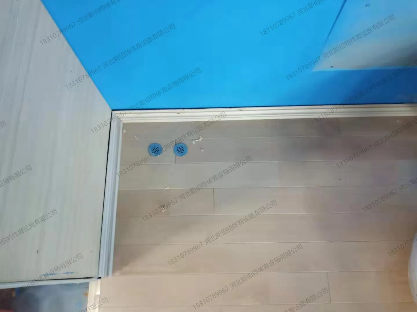 铺装局部：枫桦木A级板浅棕色泽，纹理清晰自然，无标线待收尾