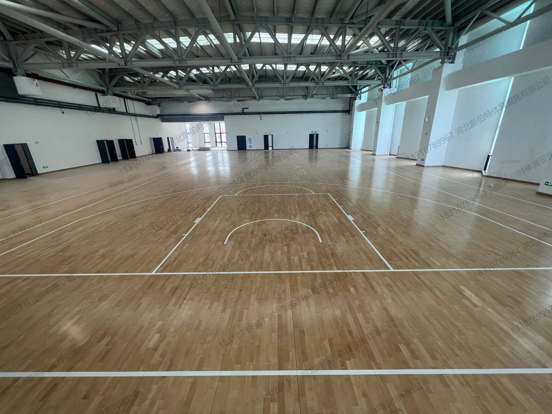 完工全景：篮球场标线清晰，枫桦木A级地板浅棕色泽均匀