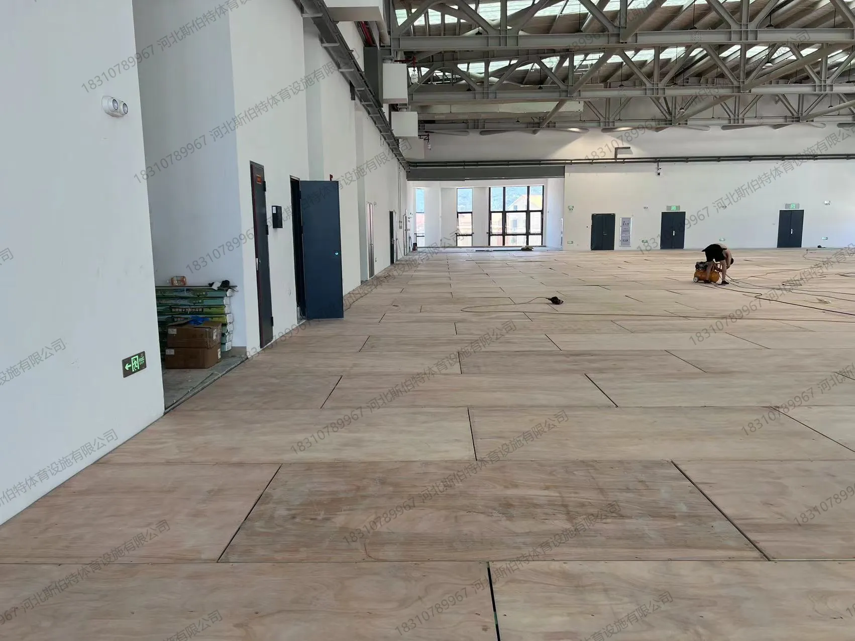 施工阶段：面板铺装完成，待打磨上漆