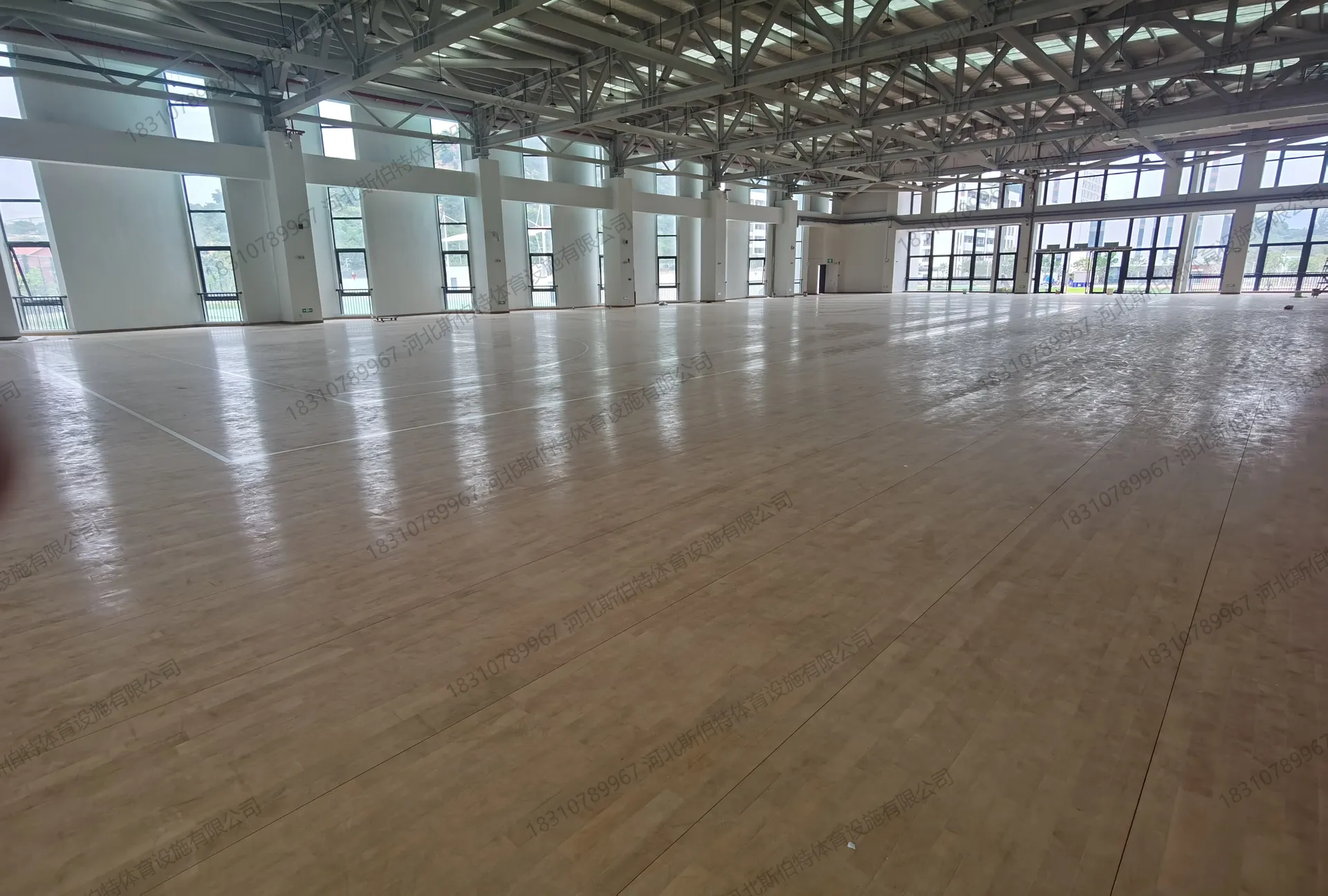 完工全景：地板光泽漫反射天窗自然光，标线清晰