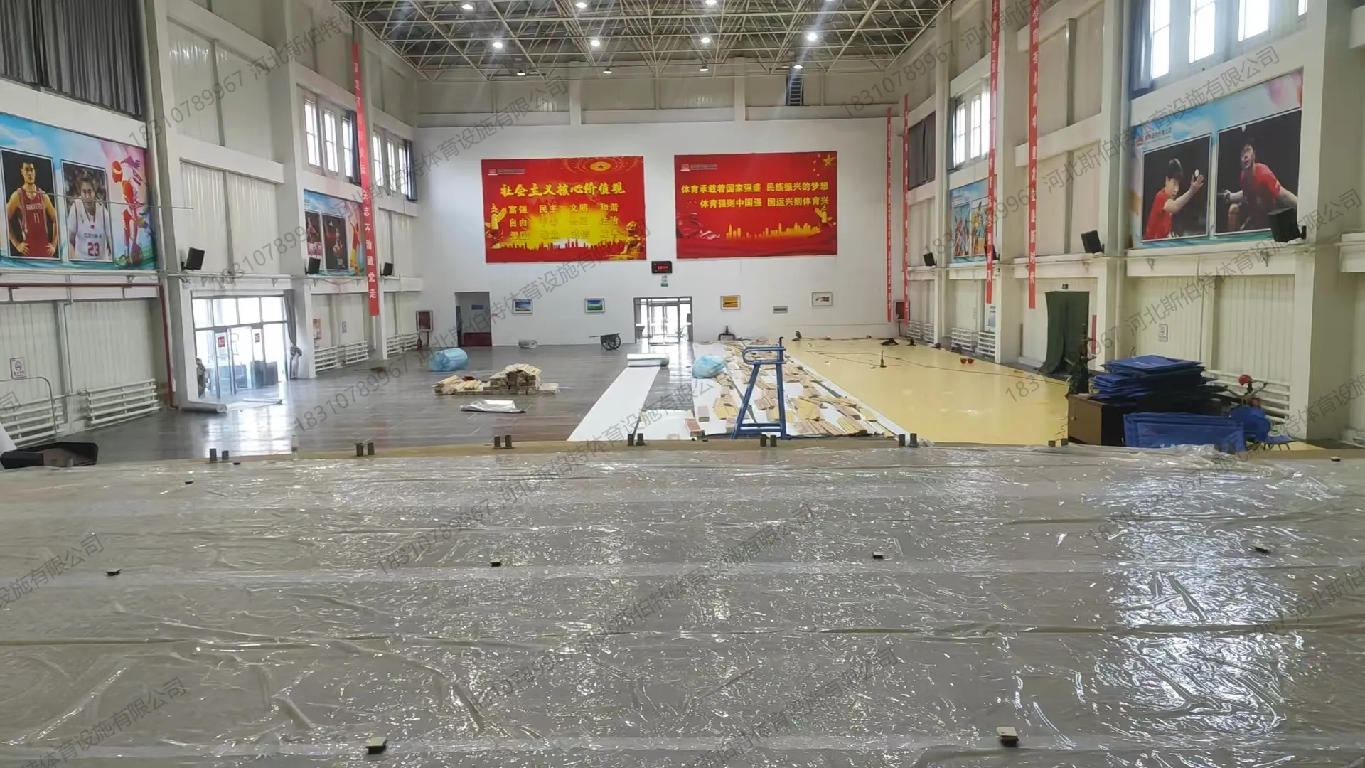 龙骨安装阶段,绿色双层龙骨网格结构,减震垫在交叉点下方