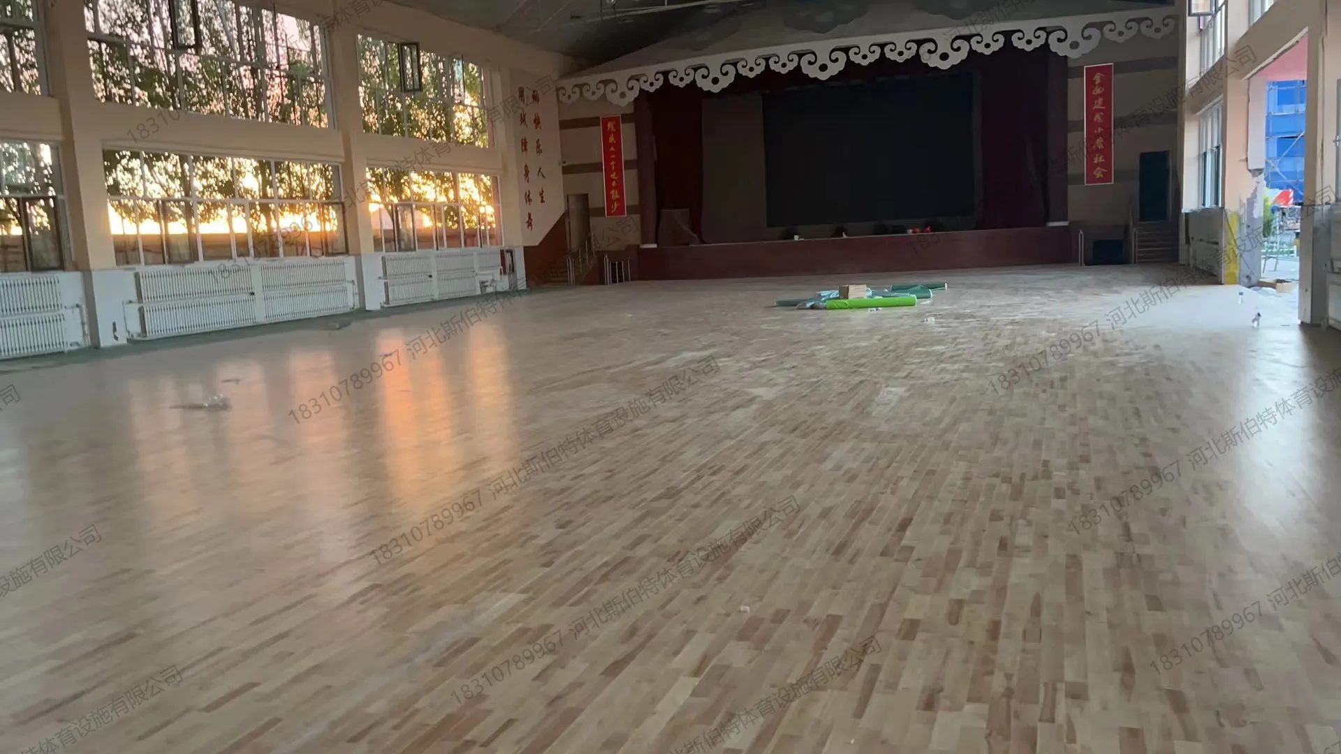 傍晚光线下的面板效果,夕阳突出了木材的色差和纹理层次