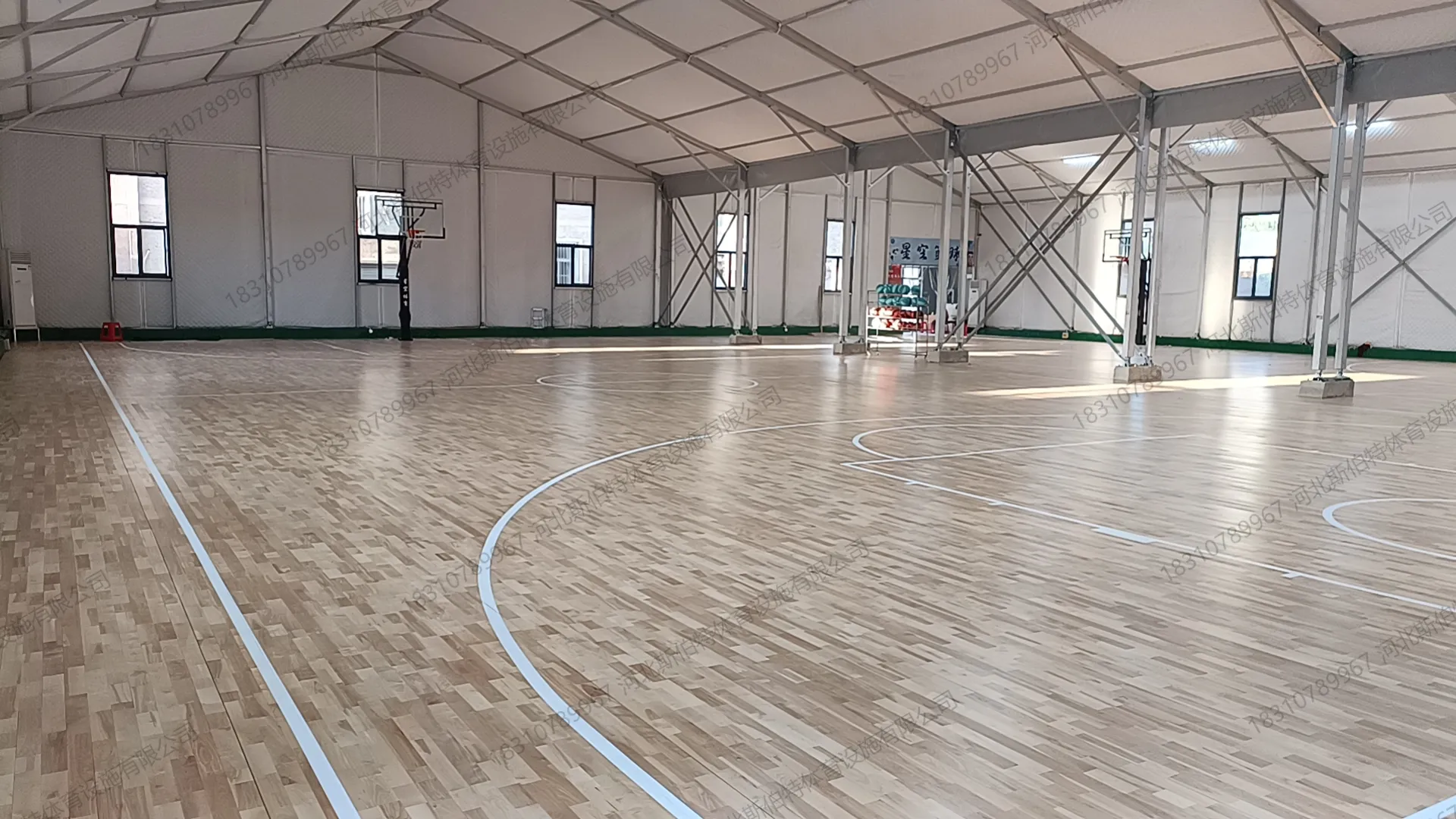 完工实景：枫桦木地板铺装完成，白色标线清晰，篮球架就位