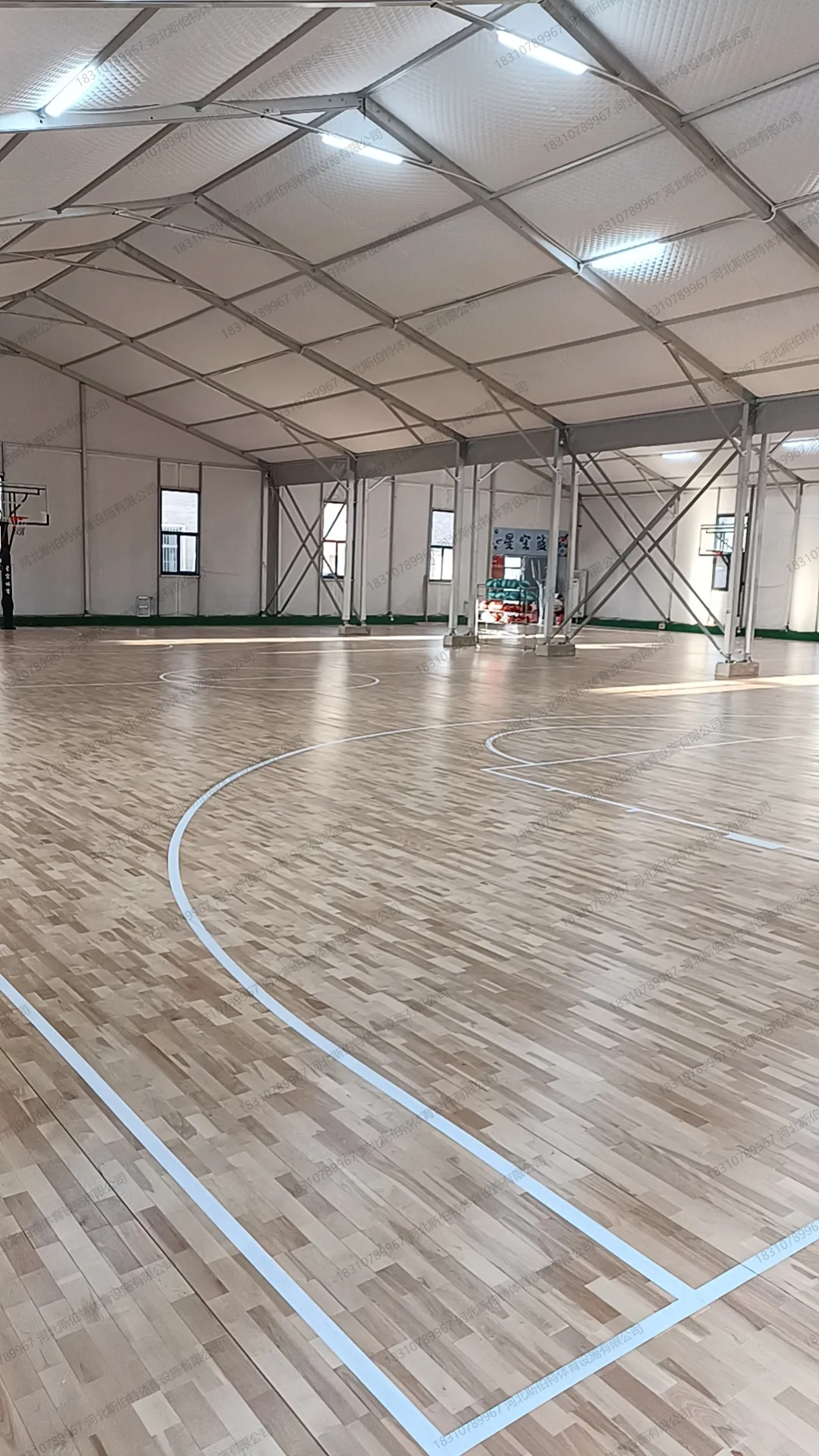 完工全景：膜结构篷房篮球馆，地板与钢架结构呼应