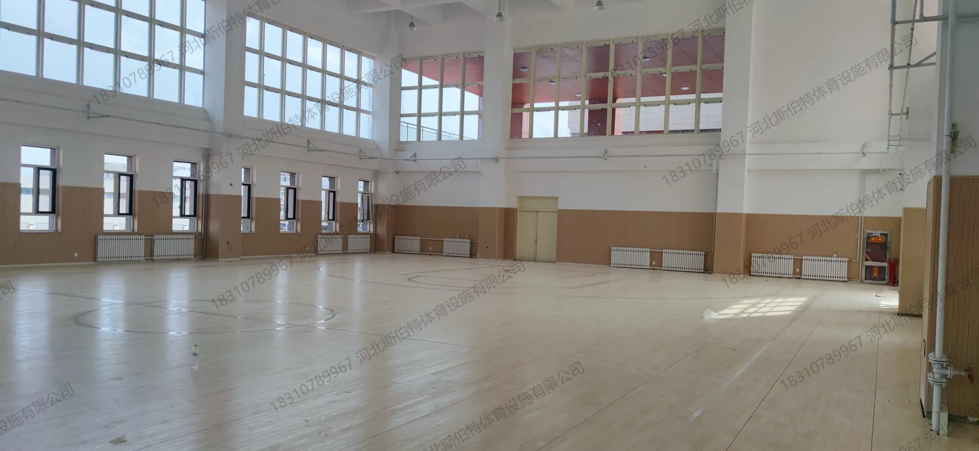 完工实景:枫桦木A级地板斜铺完成,浅木色45度角板缝,篮球场标线清晰