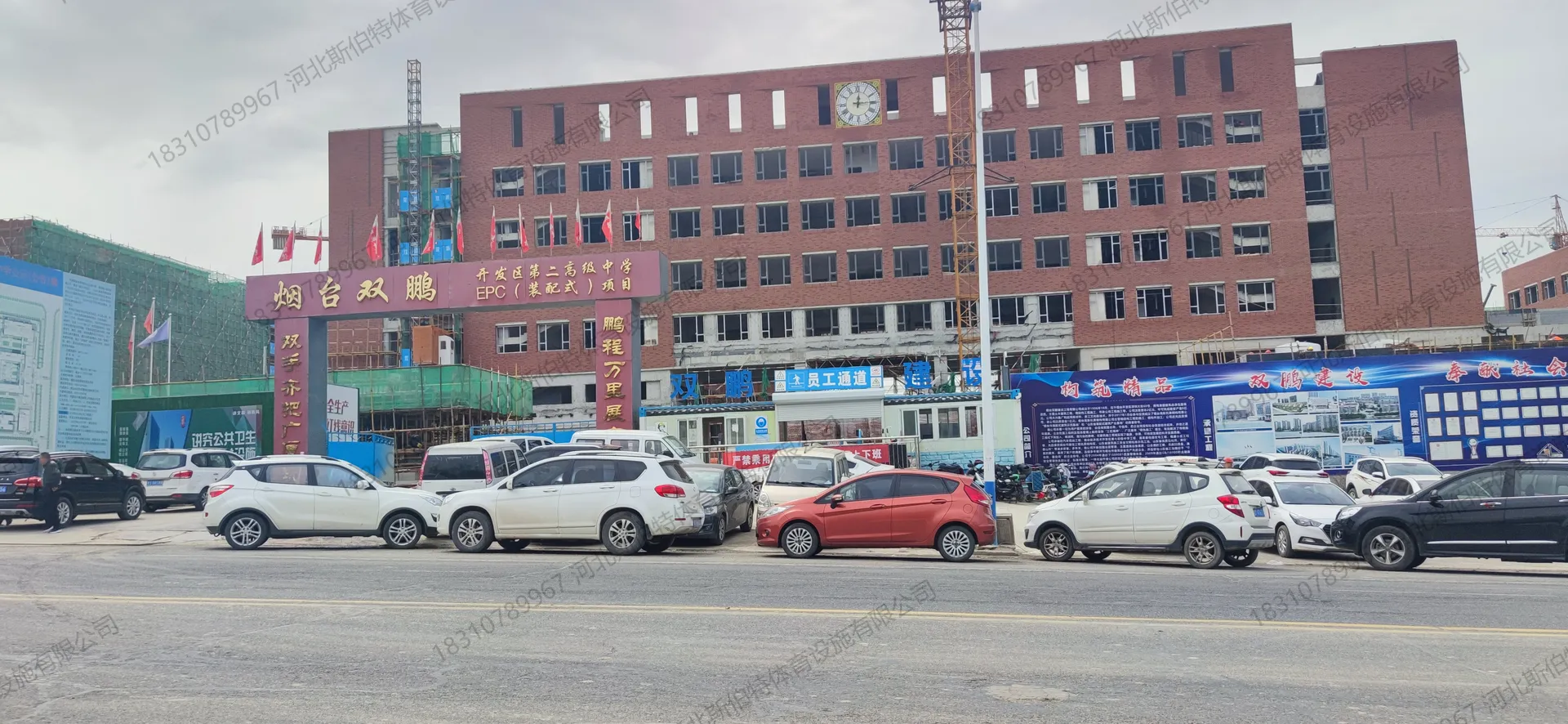 施工前场地准备:建筑主体施工中,脚手架满布,材料堆放
