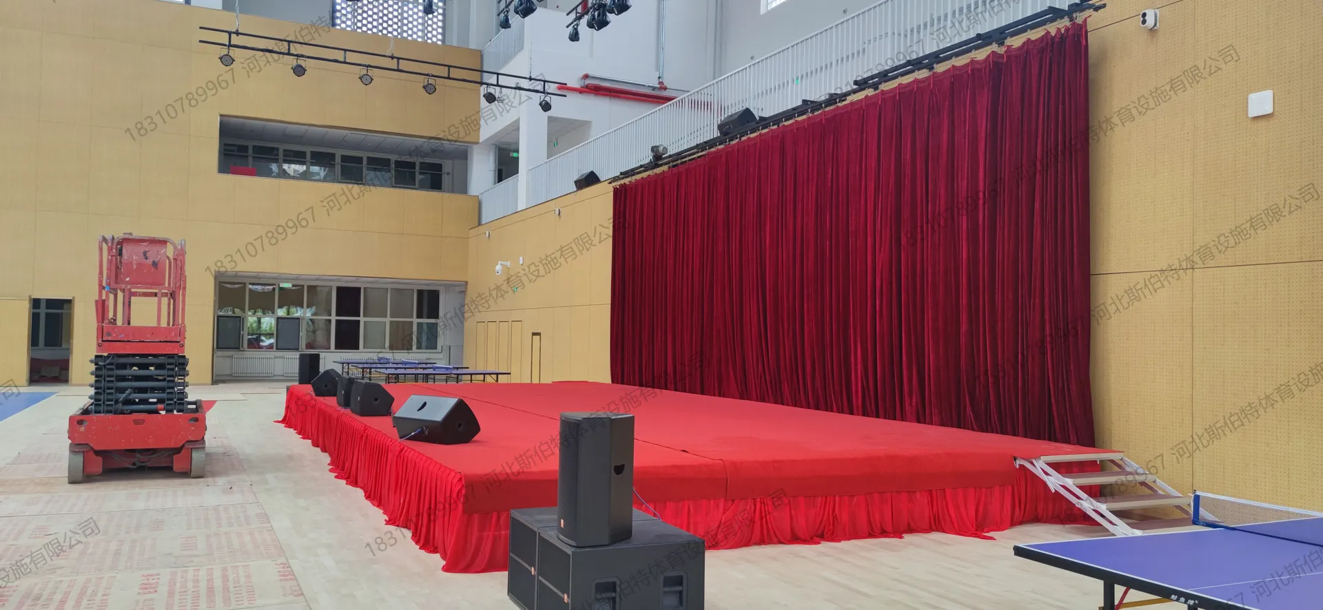 完工实景:体育馆全景,自然光透入,枫桦木地板斜铺纹理