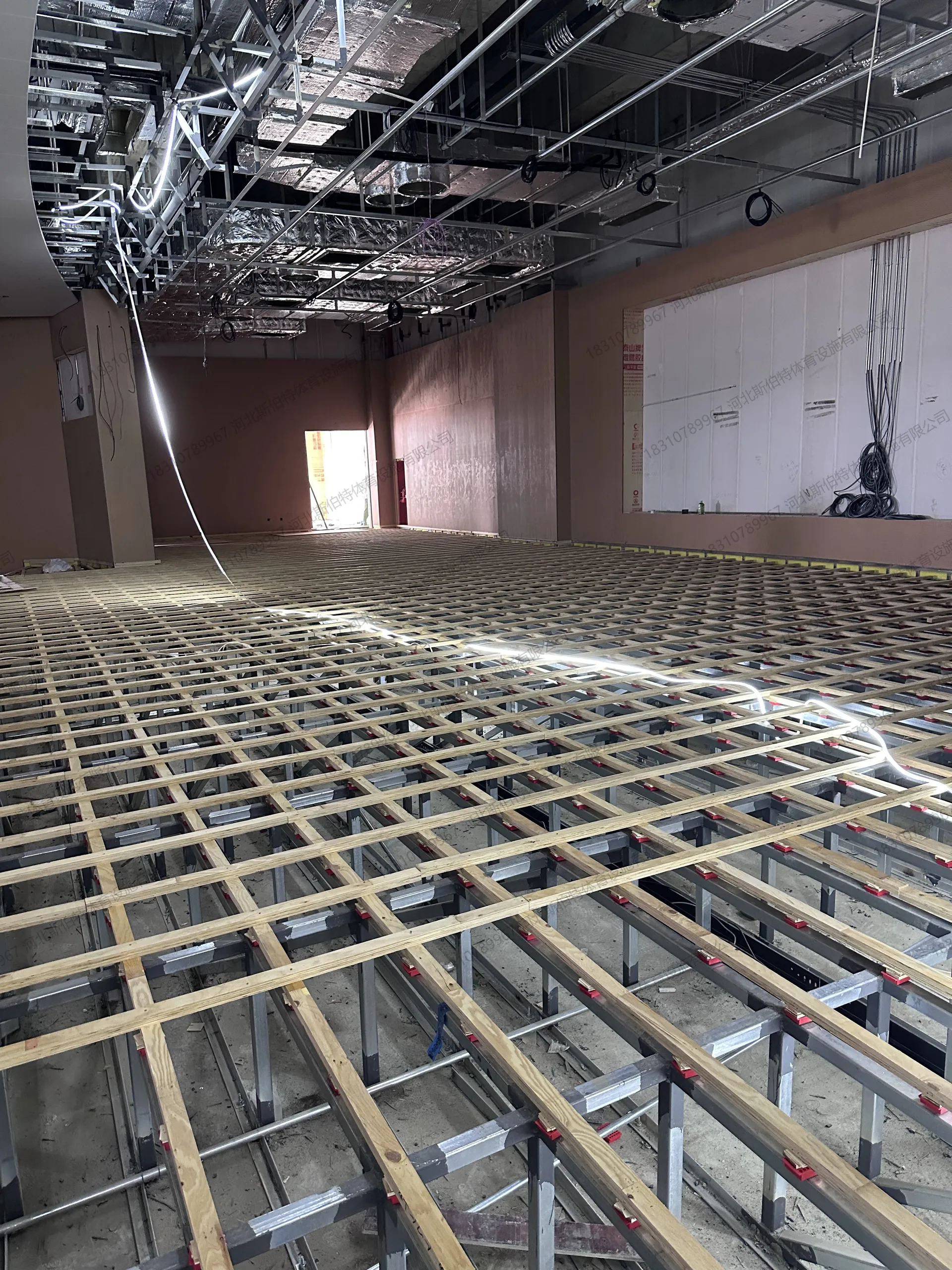实验楼内部：脚手架搭设，基础施工阶段