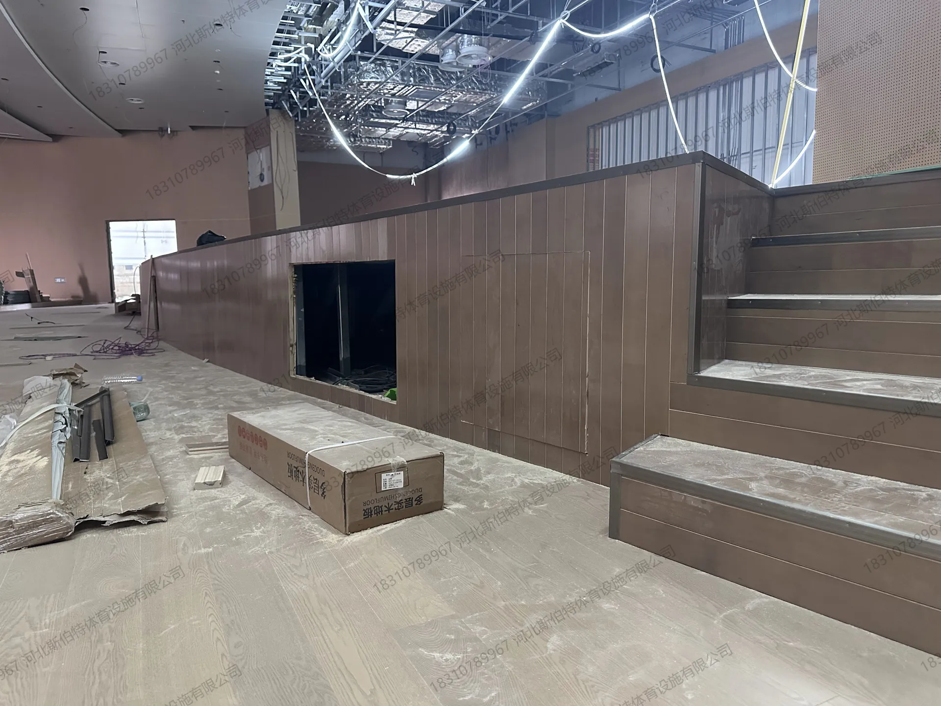 材料进场：多层实木地板包装箱码放，吊顶已完工