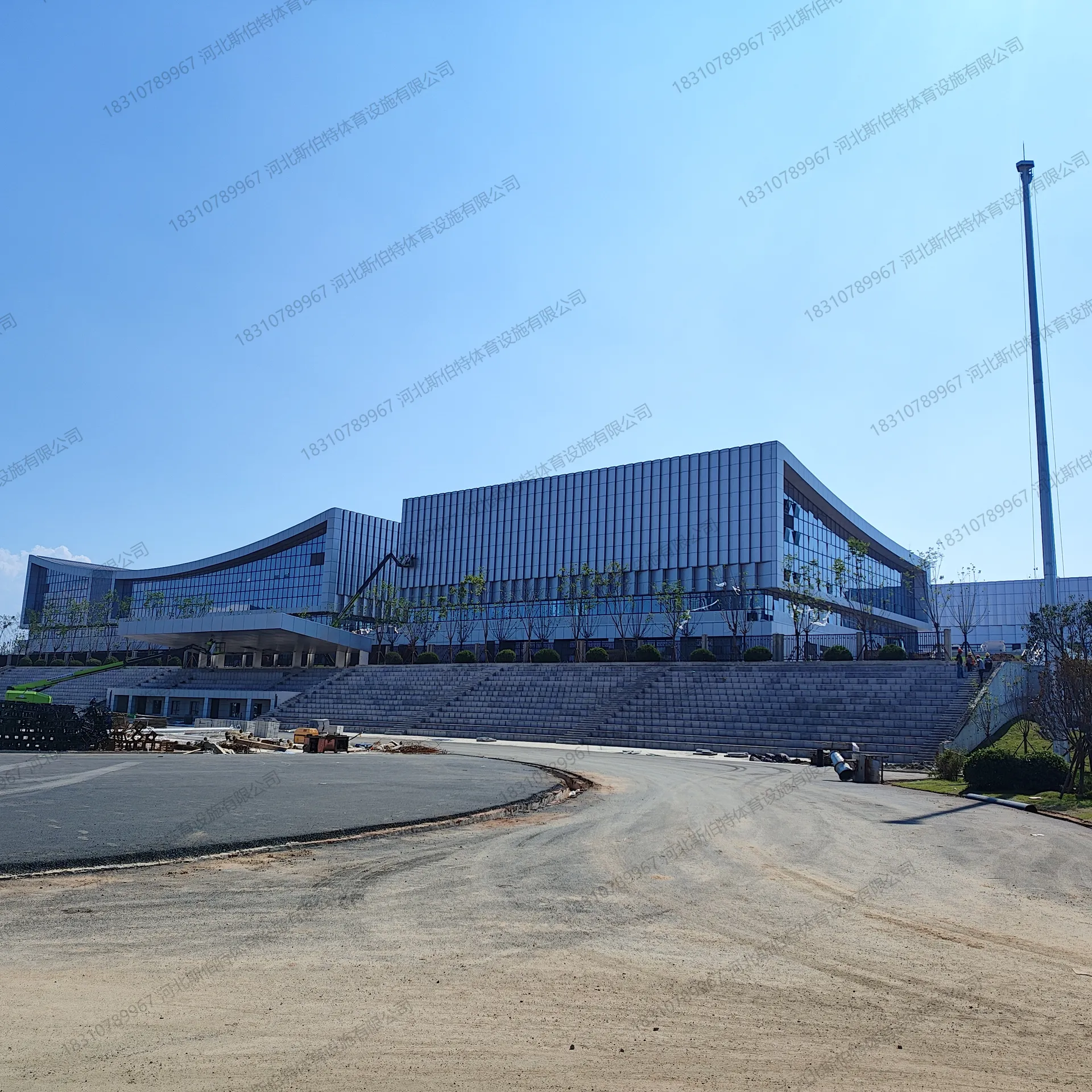 八角湾校区外立面:玻璃幕墙现代化建筑,新校区落成