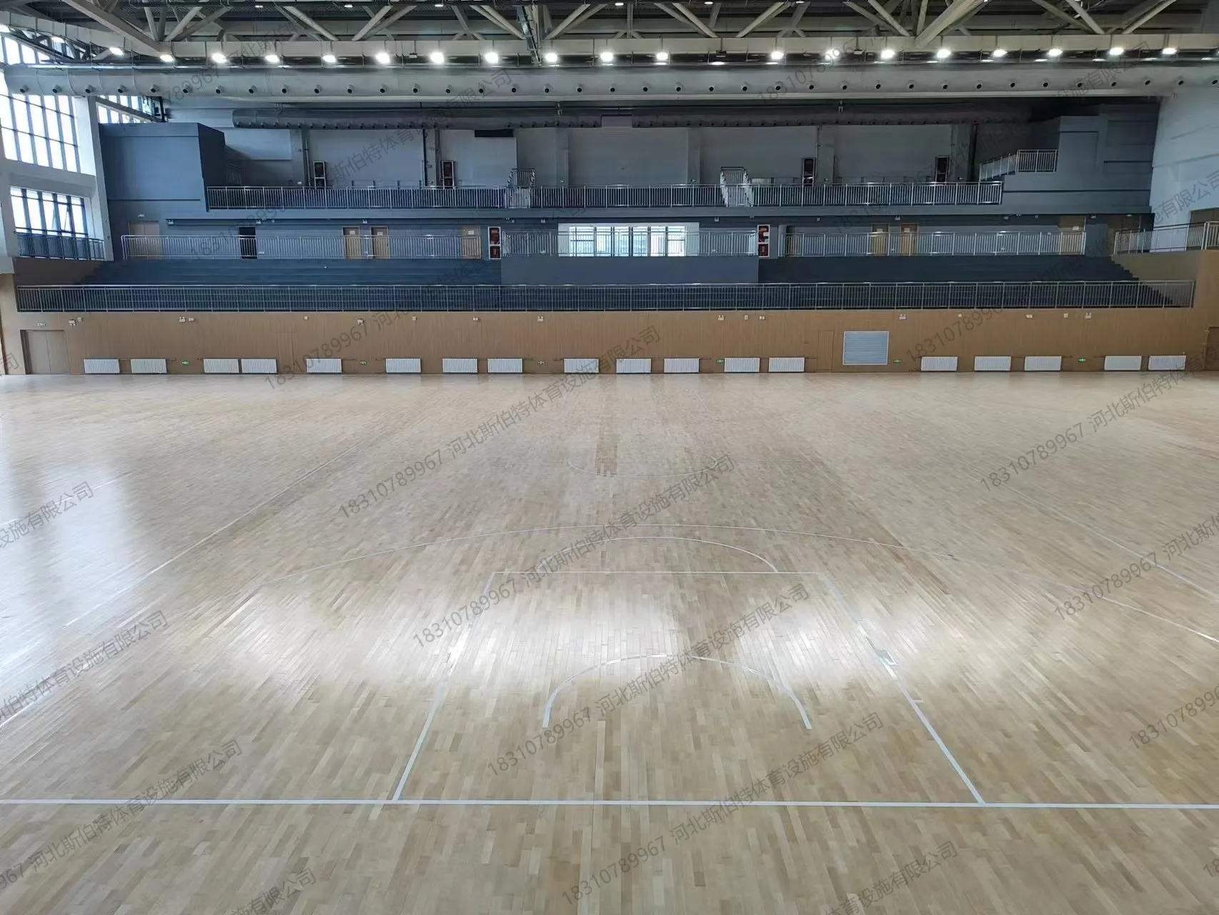 完工实景:枫桦木A级地板铺满全场,浅木色,反光均匀
