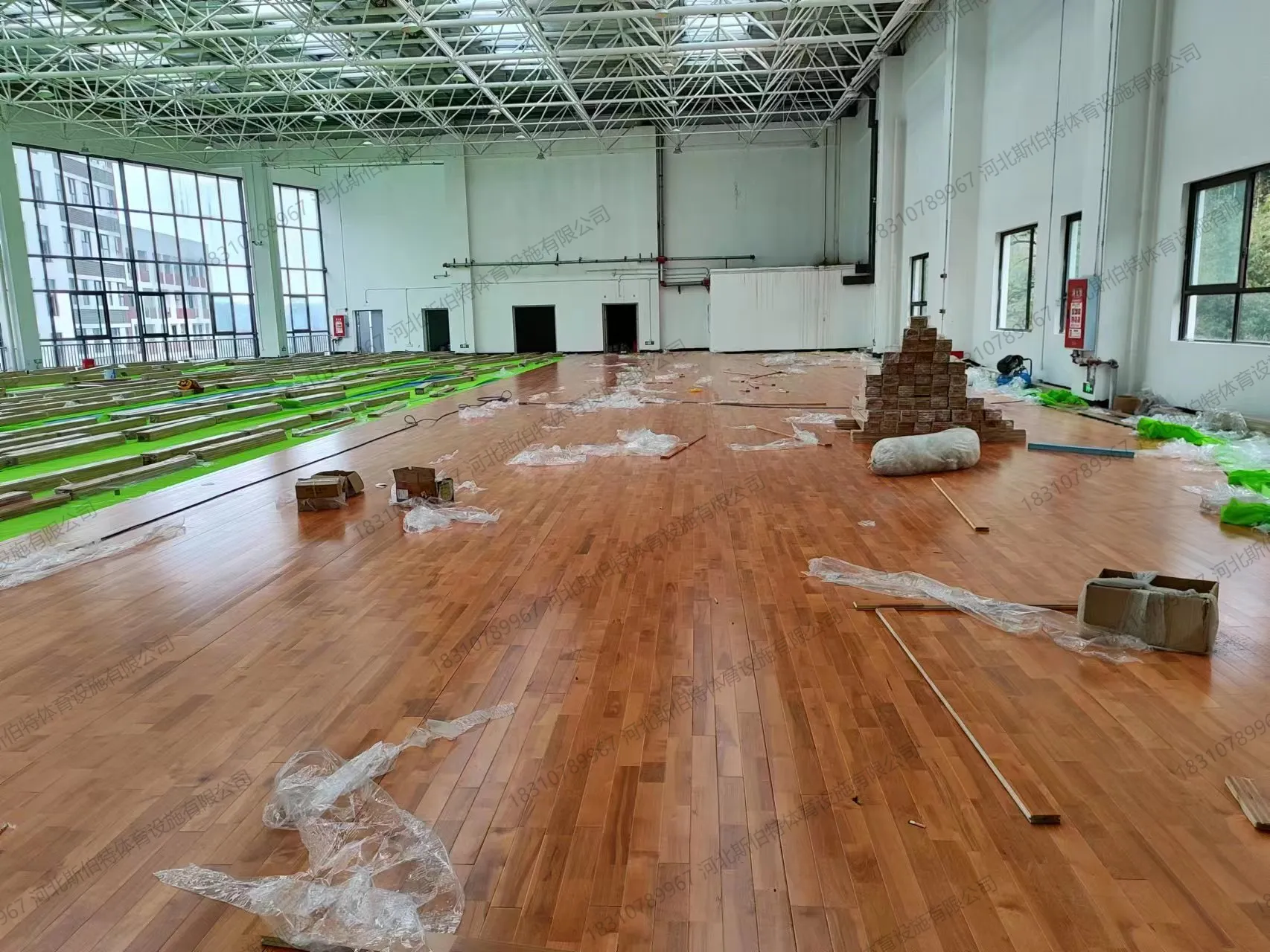 施工过程:枫木地板浅红褐色,看台基层,施工废料