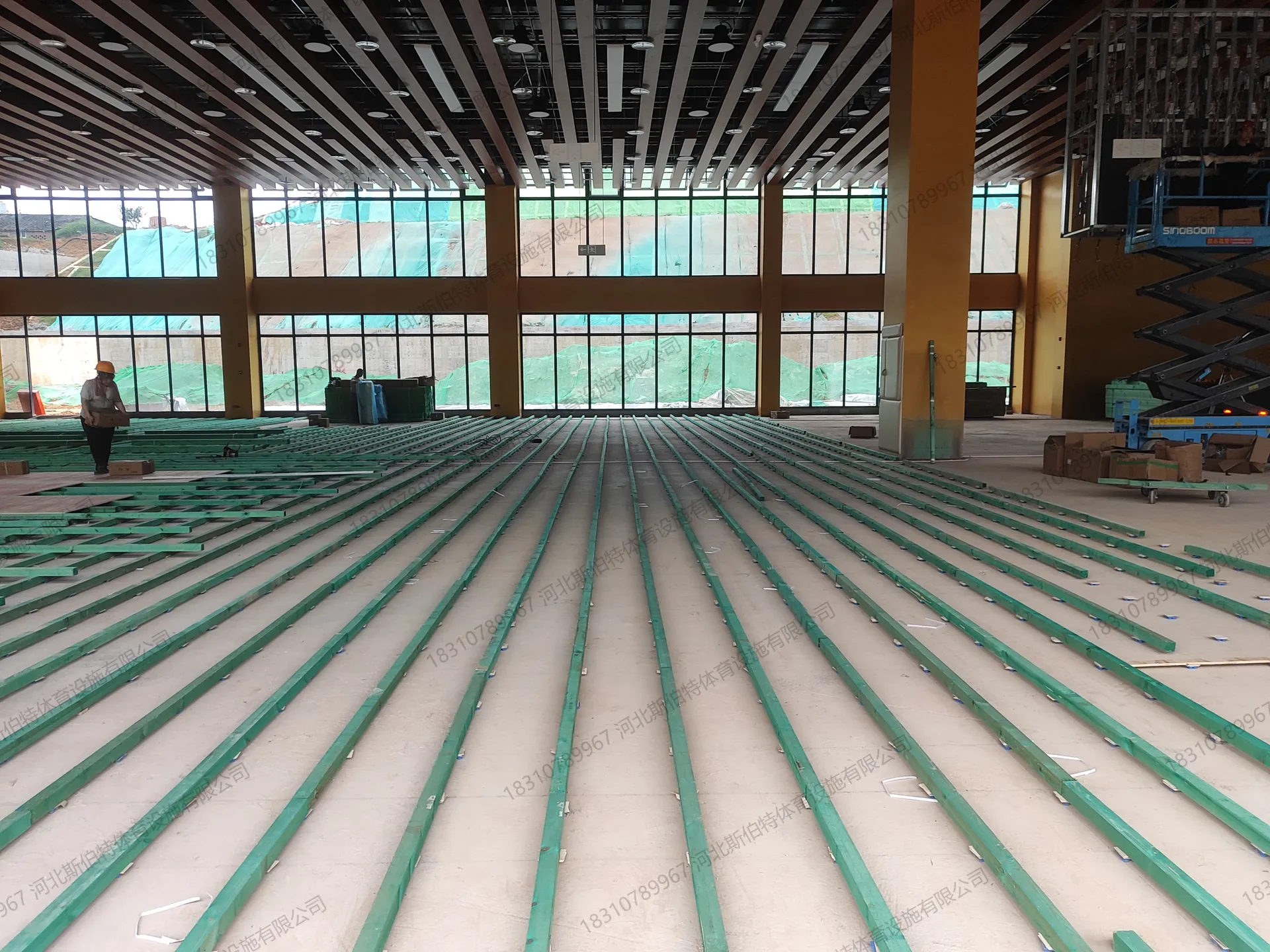 完工全景：厂区场馆铺装完成，大面积枫桦木地板