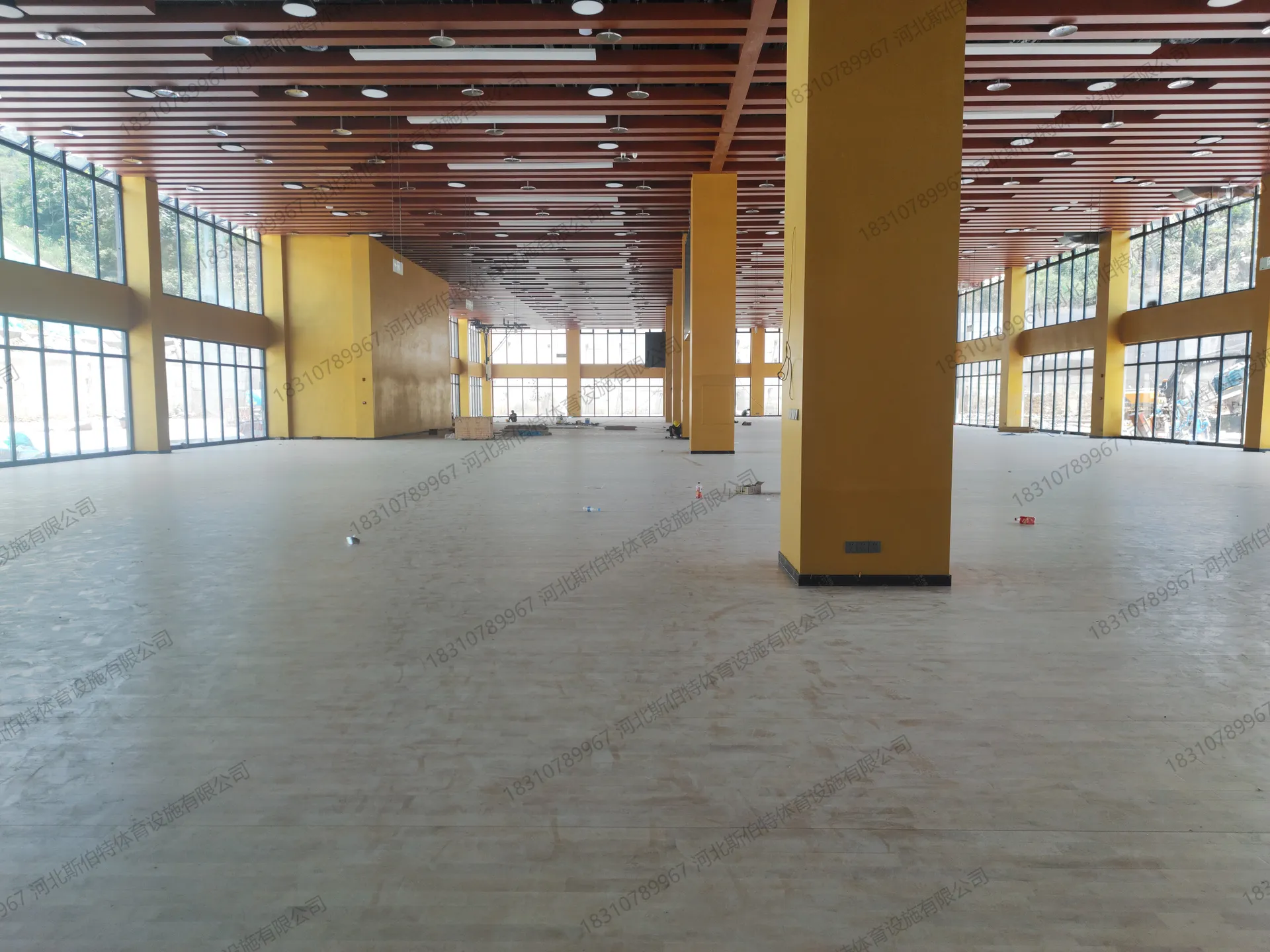 厂区场馆施工全景：大面积场地，龙骨结构铺设中