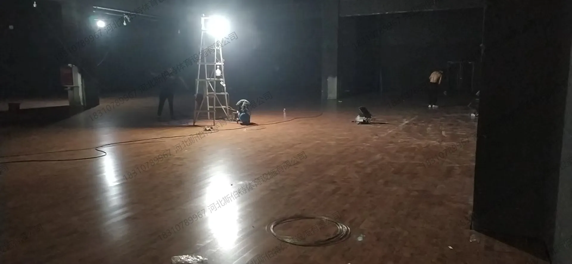 完工图:枫木基层与绿色地胶,羽毛球标线清晰
