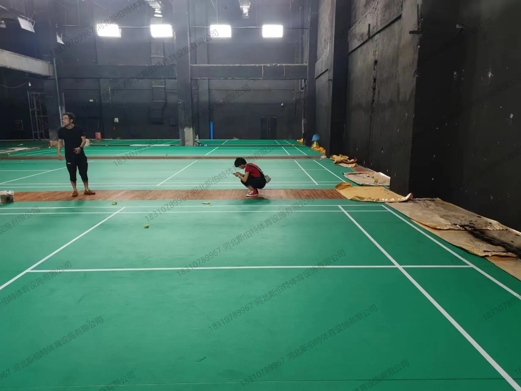 施工过程:基层处理阶段,地面潮湿