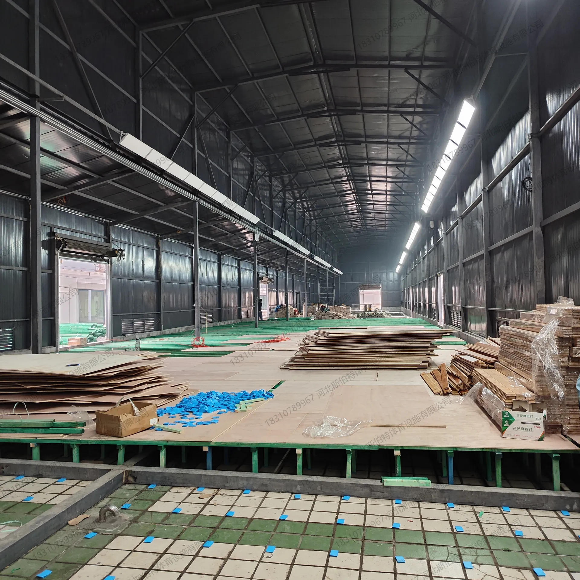 楼顶羽毛球馆施工全景:龙骨结构铺设中,场地开阔