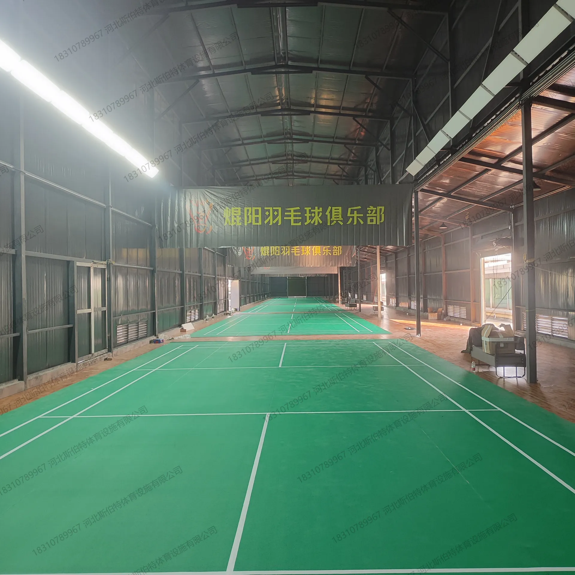 完工图:绿色羽毛球地胶配白色标线