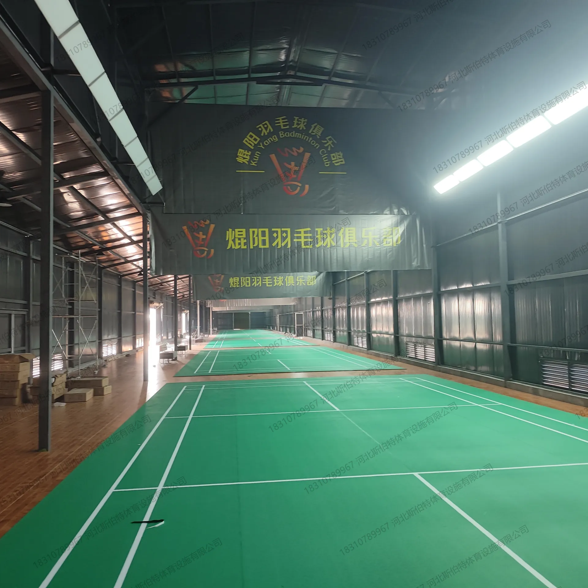 完工全景:羽毛球馆铺装完成,木地板与地胶分区清晰
